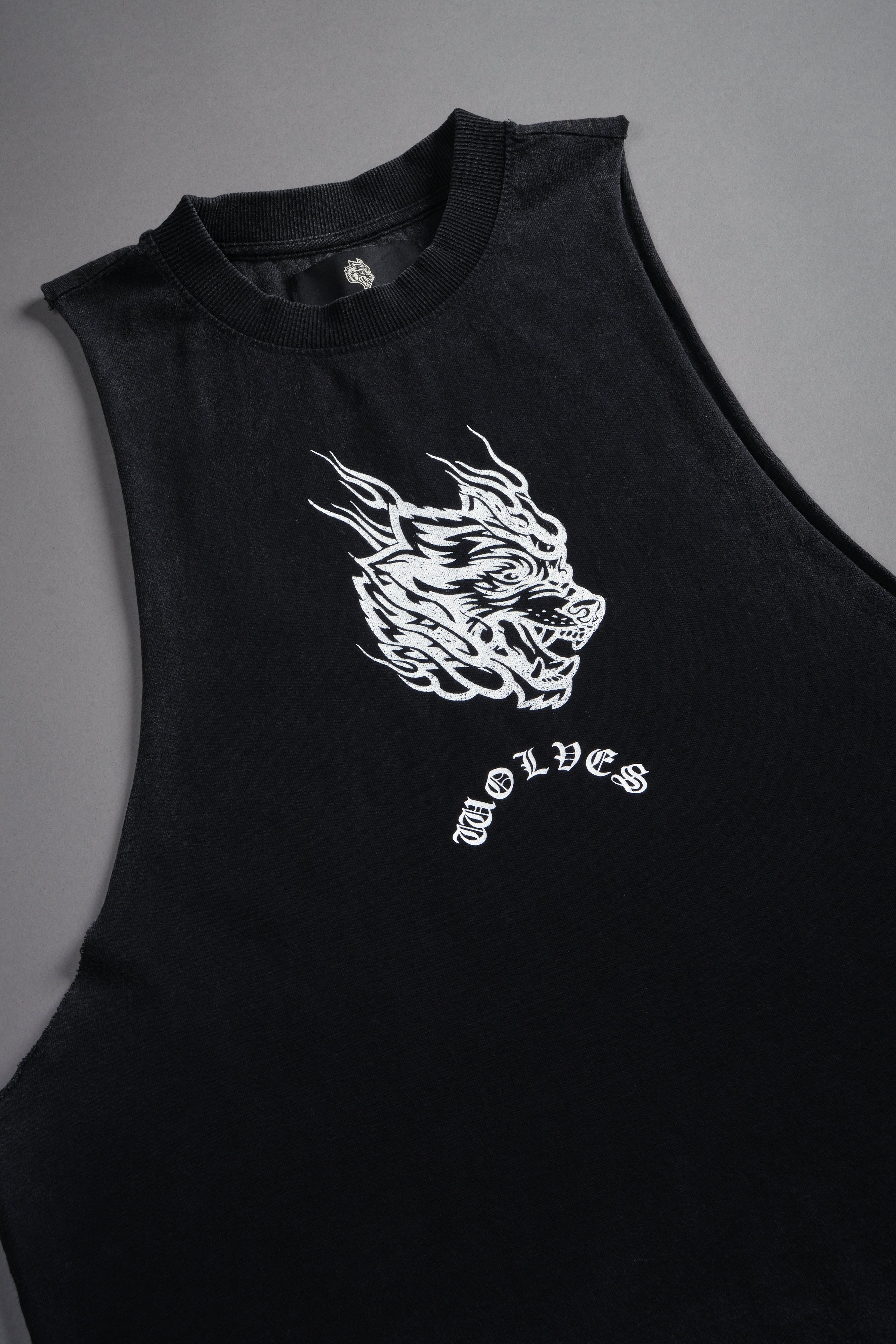 Okami Inferno Grunge Raw Hem Box Cut Tommy Muscle Tee in Black — imagem 7