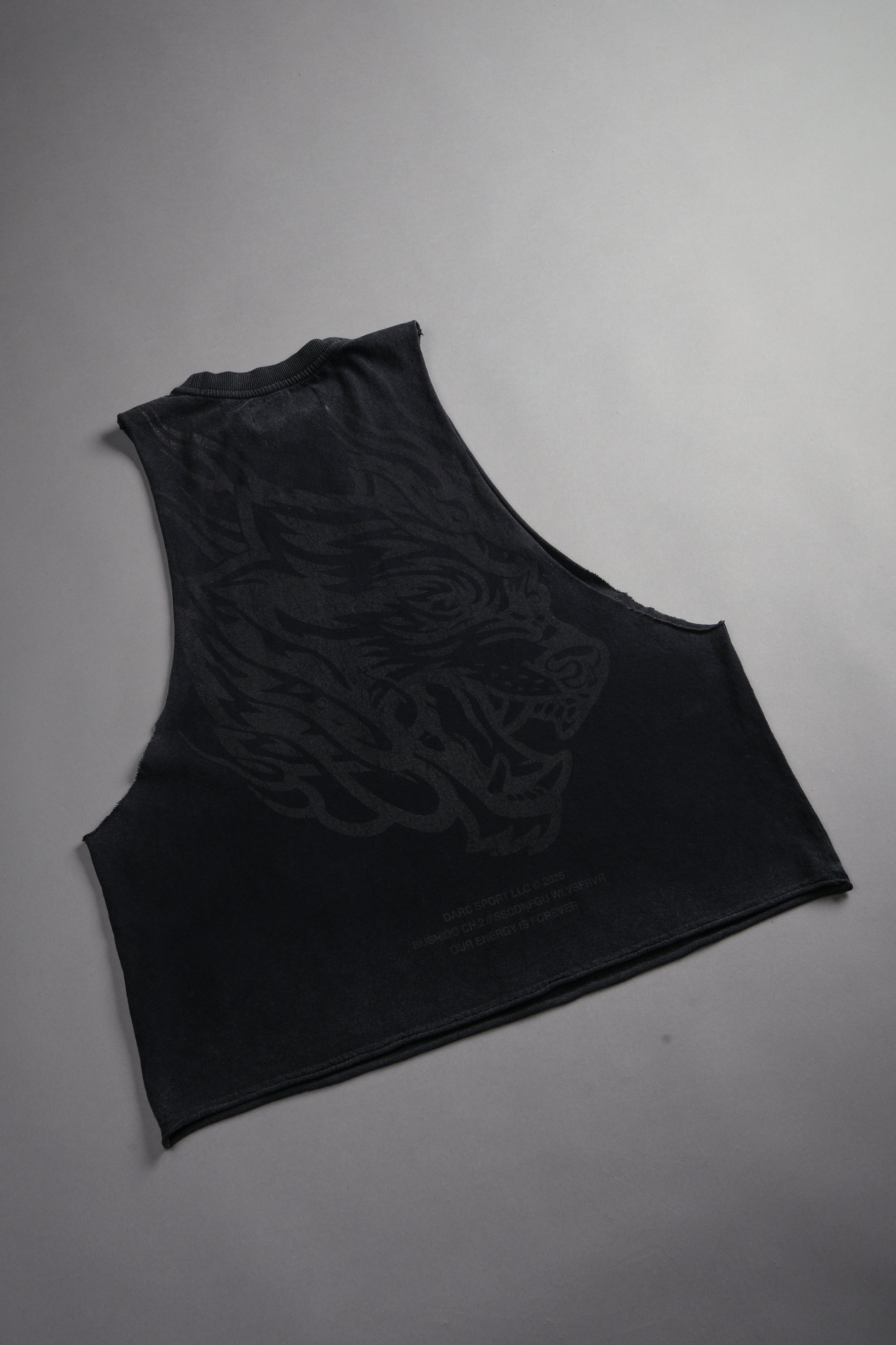 Okami Inferno Grunge Raw Hem Box Cut Tommy Muscle Tee in Black — imagem 8