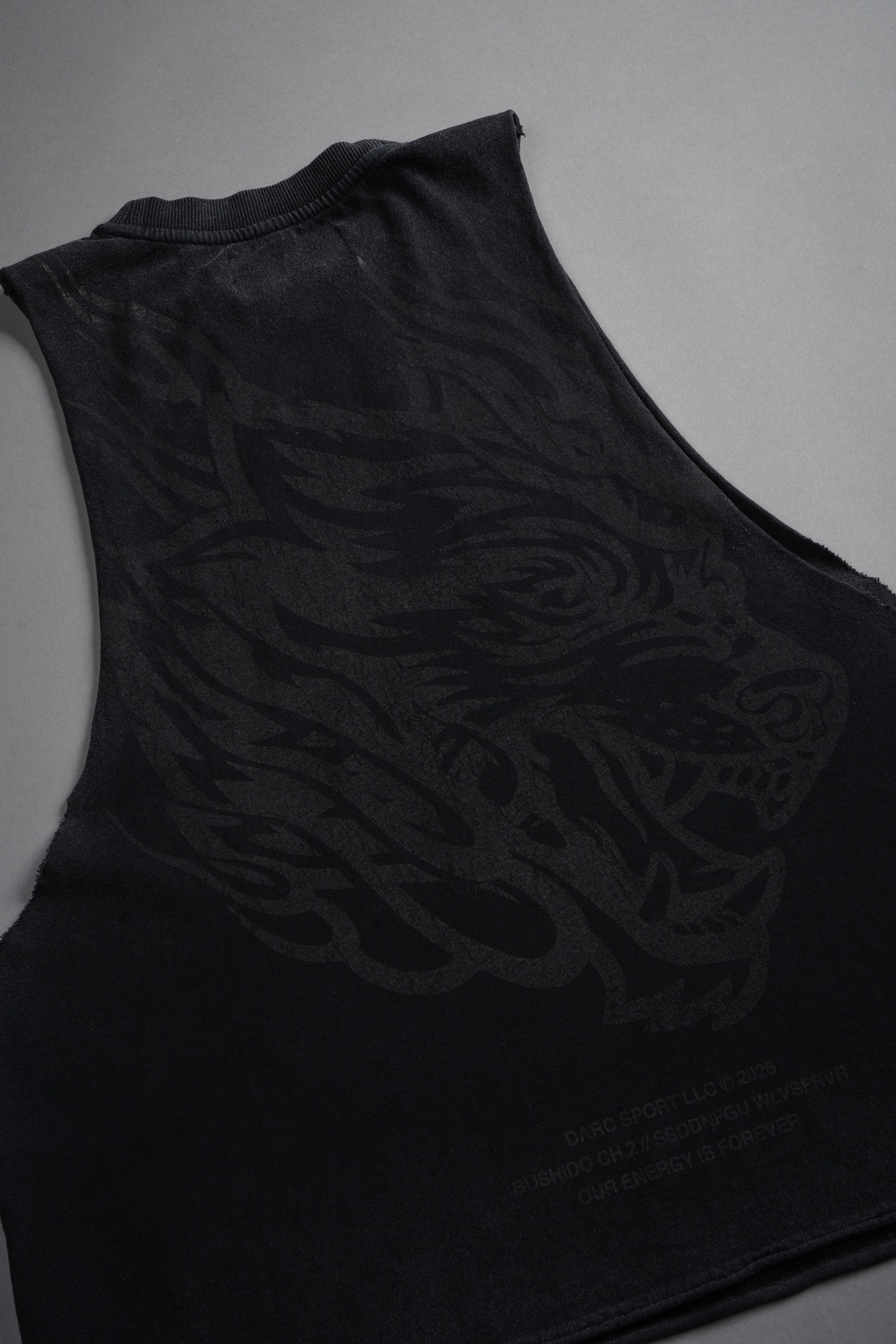 Okami Inferno Grunge Raw Hem Box Cut Tommy Muscle Tee in Black — imagem 9