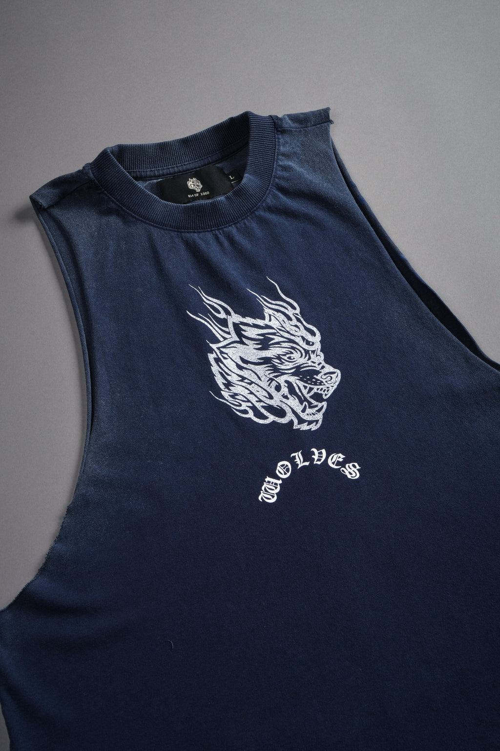 Okami Inferno Grunge Raw Hem Box Cut Tommy Muscle Tee in Navy — imagem 9