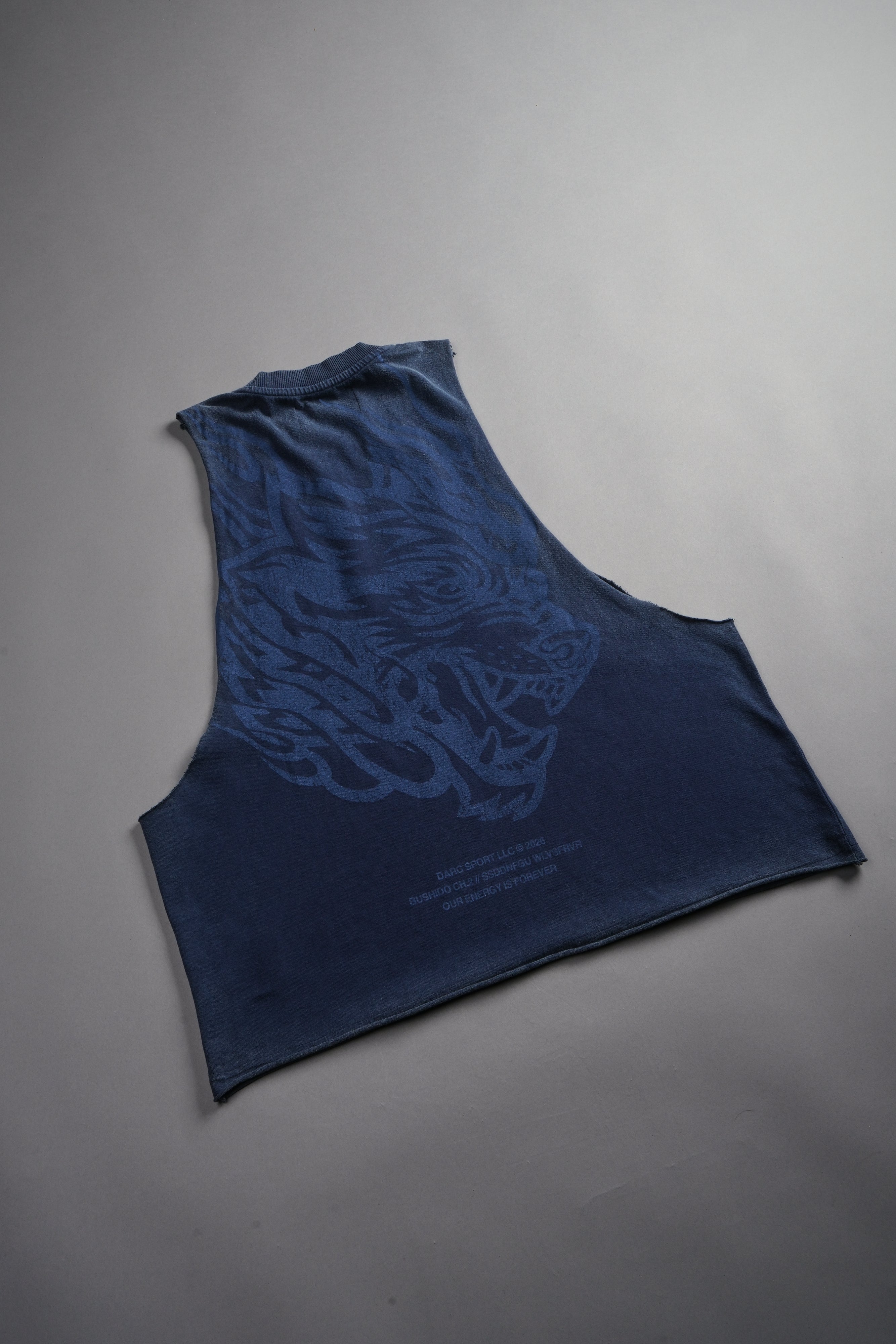 Okami Inferno Grunge Raw Hem Box Cut Tommy Muscle Tee in Navy — imagem 10