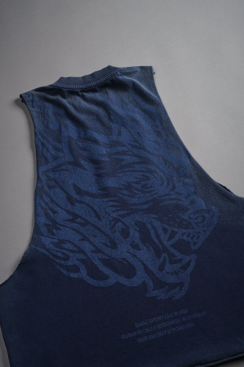 Okami Inferno Grunge Raw Hem Box Cut Tommy Muscle Tee in Navy — imagem 11