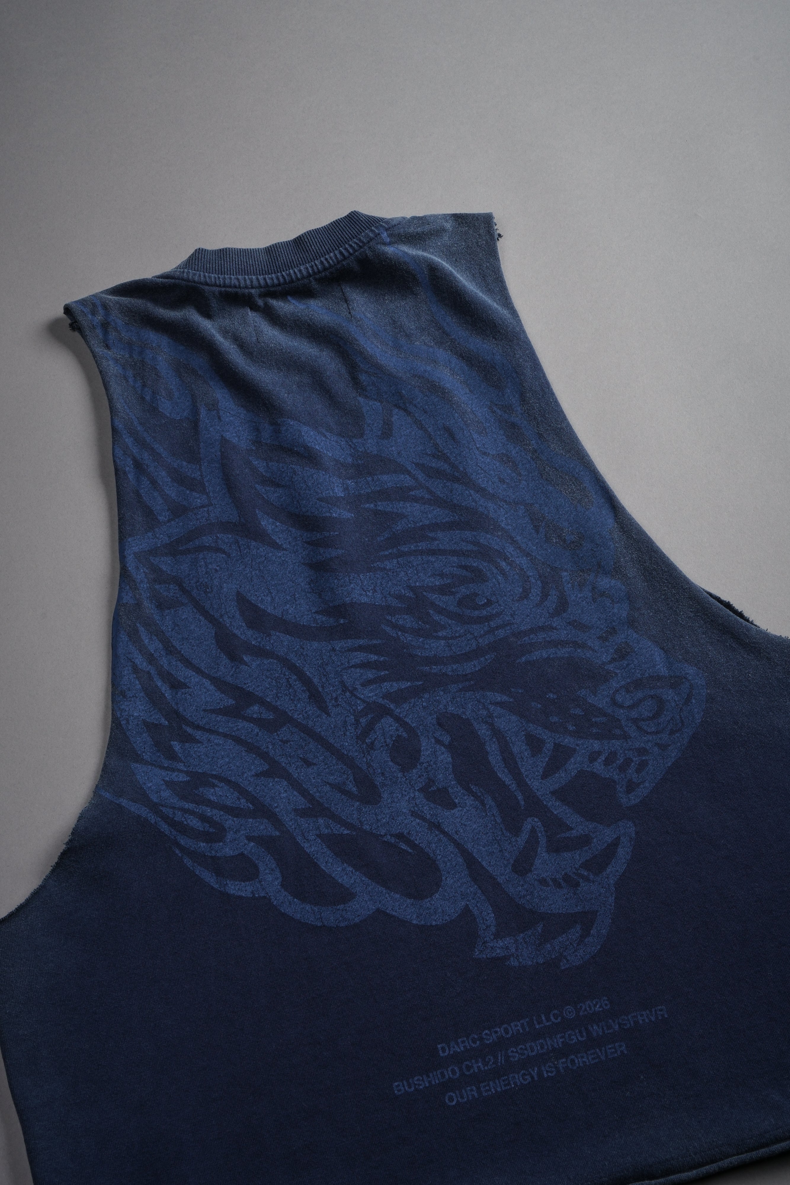 Okami Inferno Grunge Raw Hem Box Cut Tommy Muscle Tee in Navy — imagem 11