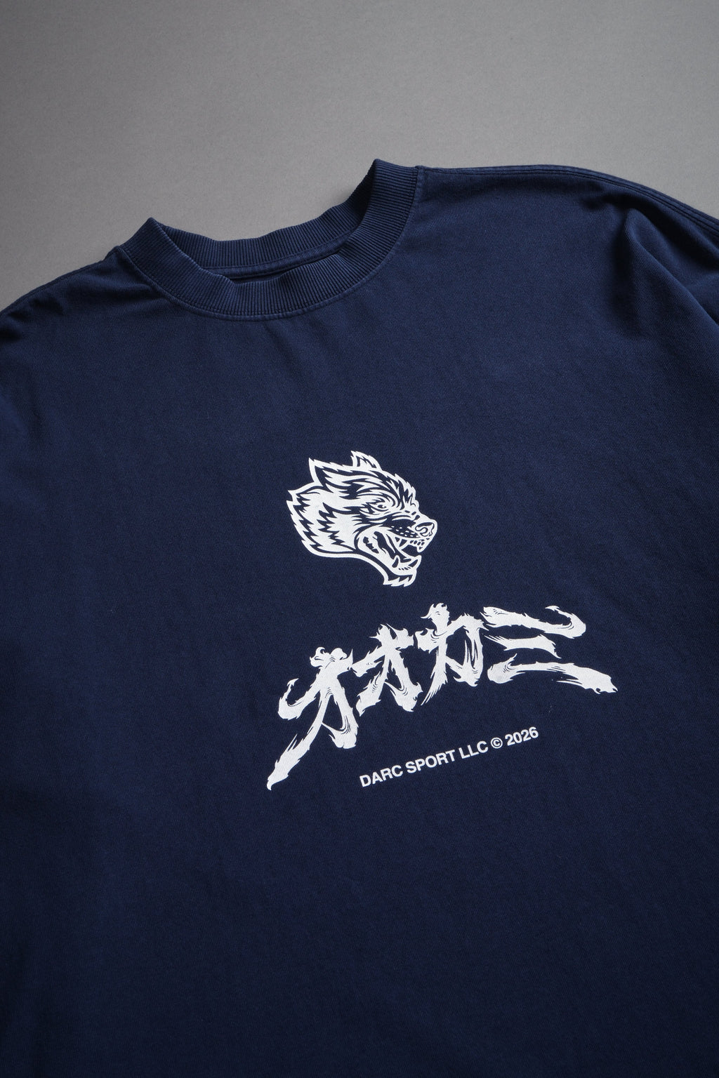 Okami Bushido Grunge Mid Length Raw Hem Ls Tee in Navy — imagem 9