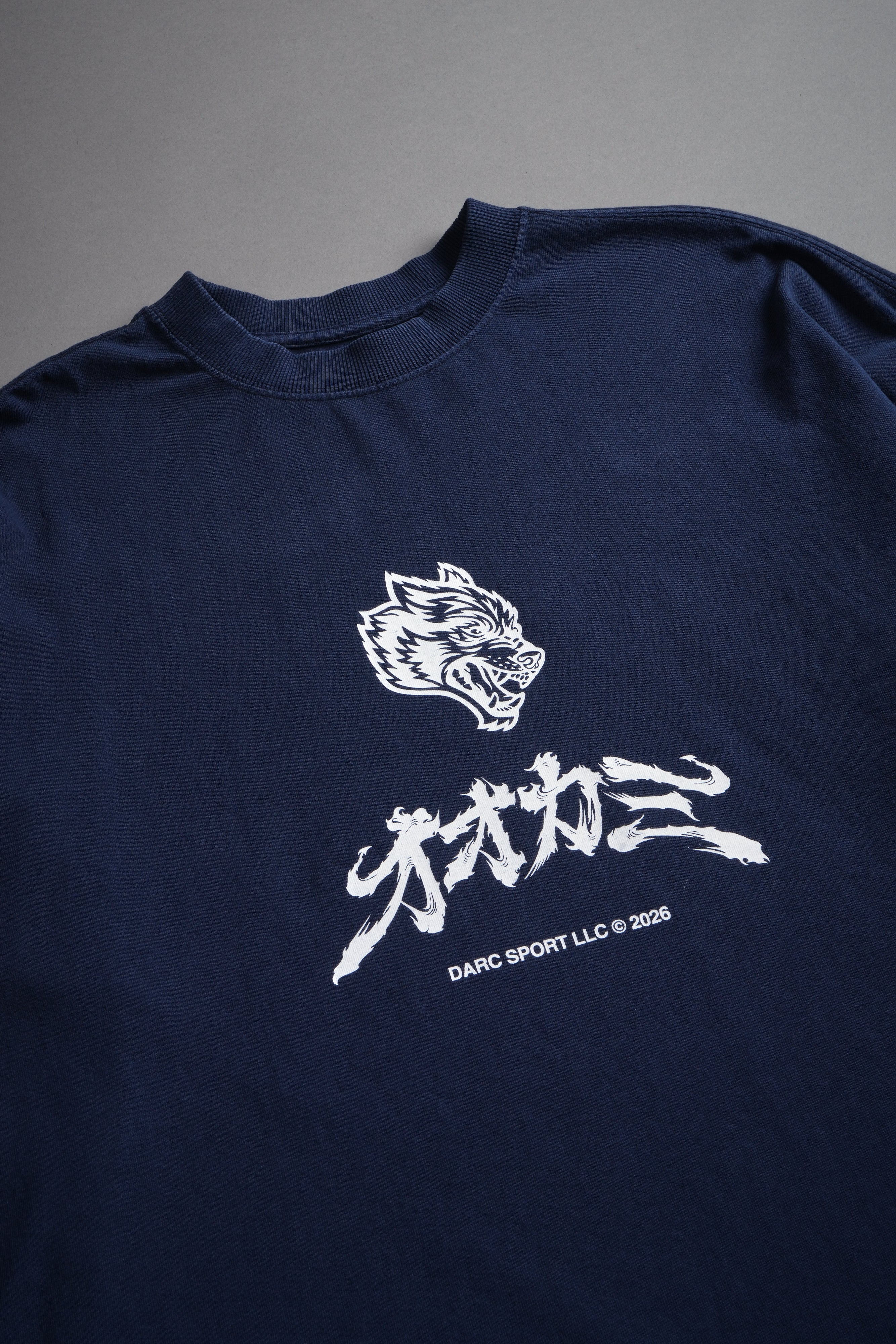 Okami Bushido Grunge Mid Length Raw Hem Ls Tee in Navy — imagem 9
