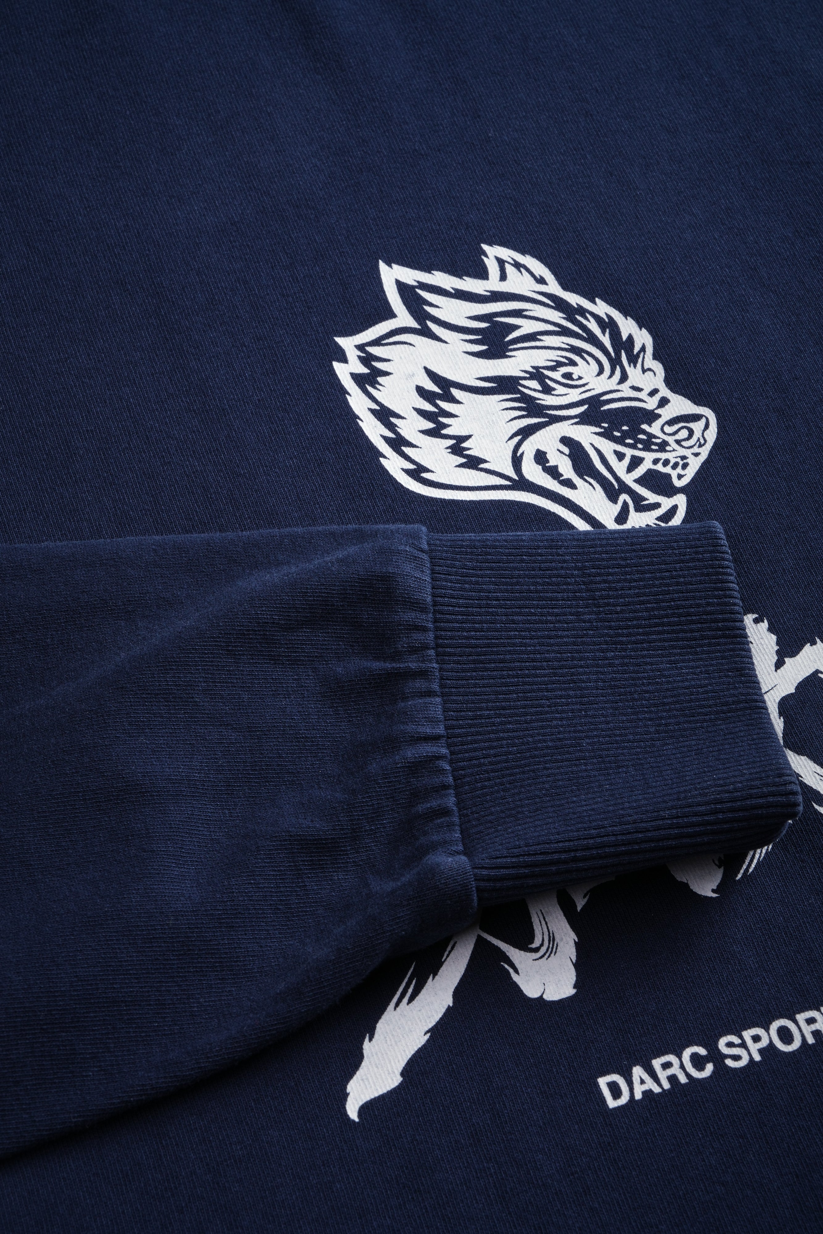 Okami Bushido Grunge Mid Length Raw Hem Ls Tee in Navy — imagem 10