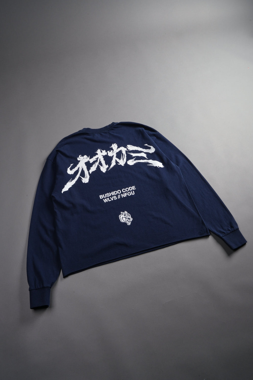 Okami Bushido Grunge Mid Length Raw Hem Ls Tee in Navy — imagem 11