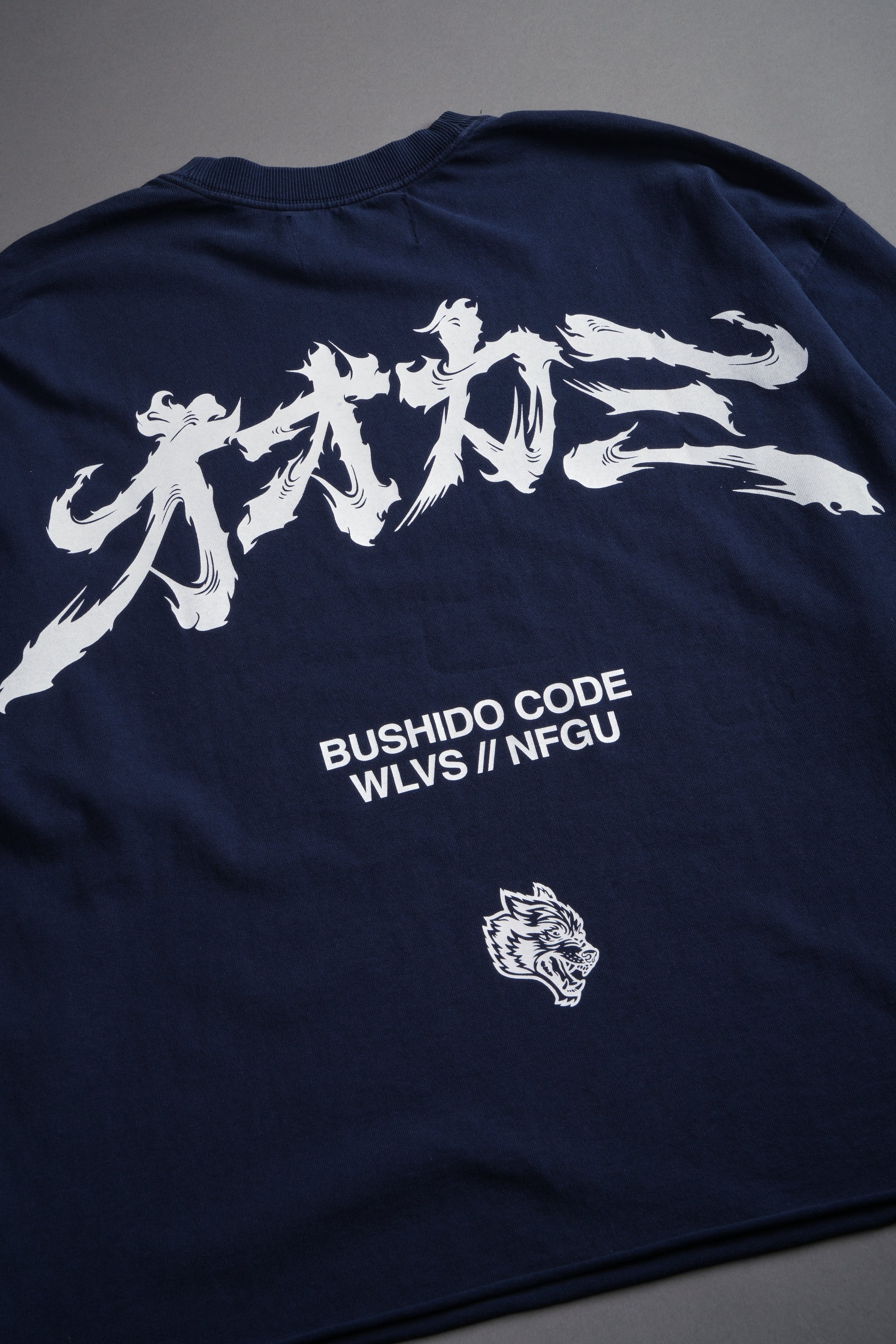 Okami Bushido Grunge Mid Length Raw Hem Ls Tee in Navy — imagem 12