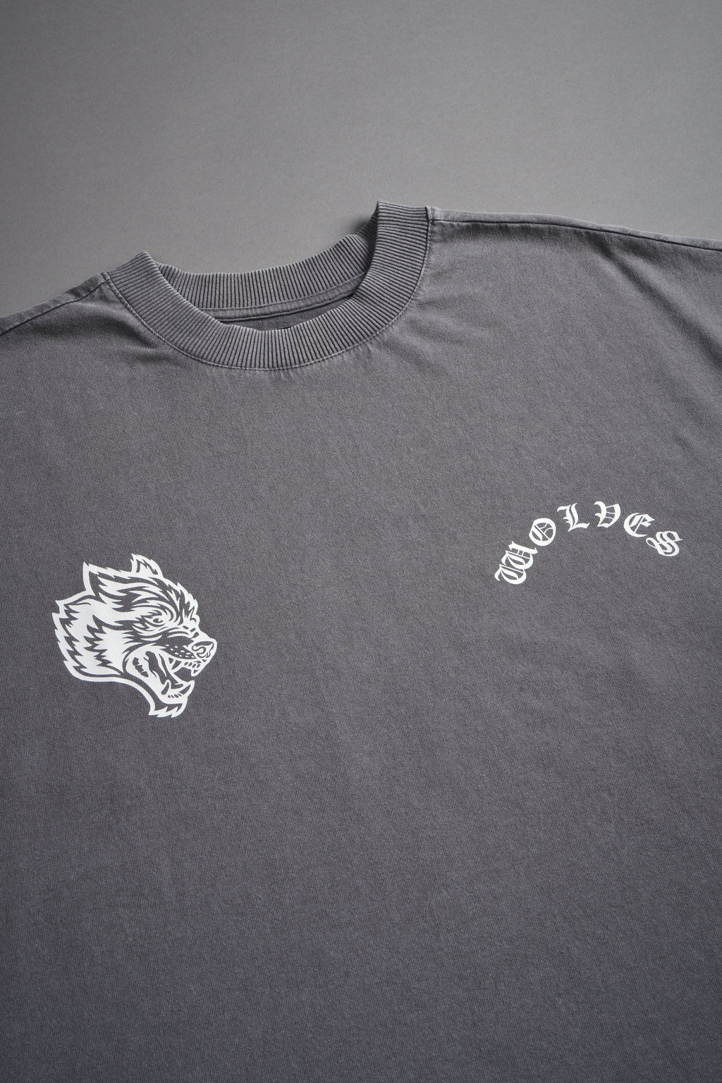 Steel Code Grunge Mid Length Raw Hem Cap Sleeve Tee in Slate Gray — imagem 7