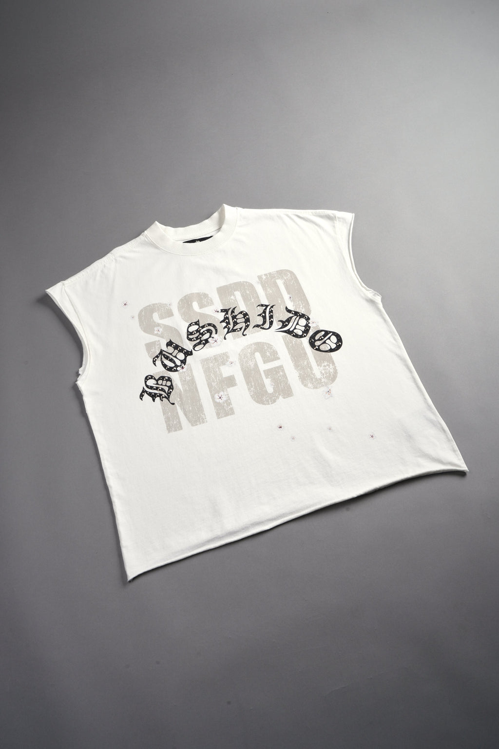 Ssddnfgu Bushido Grunge Cut-Off Mid Length Raw Hem Tee in Cream — imagem 6