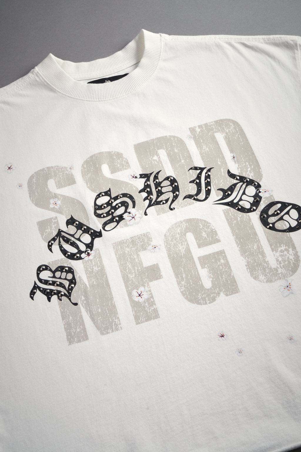 Ssddnfgu Bushido Grunge Cut-Off Mid Length Raw Hem Tee in Cream — imagem 7