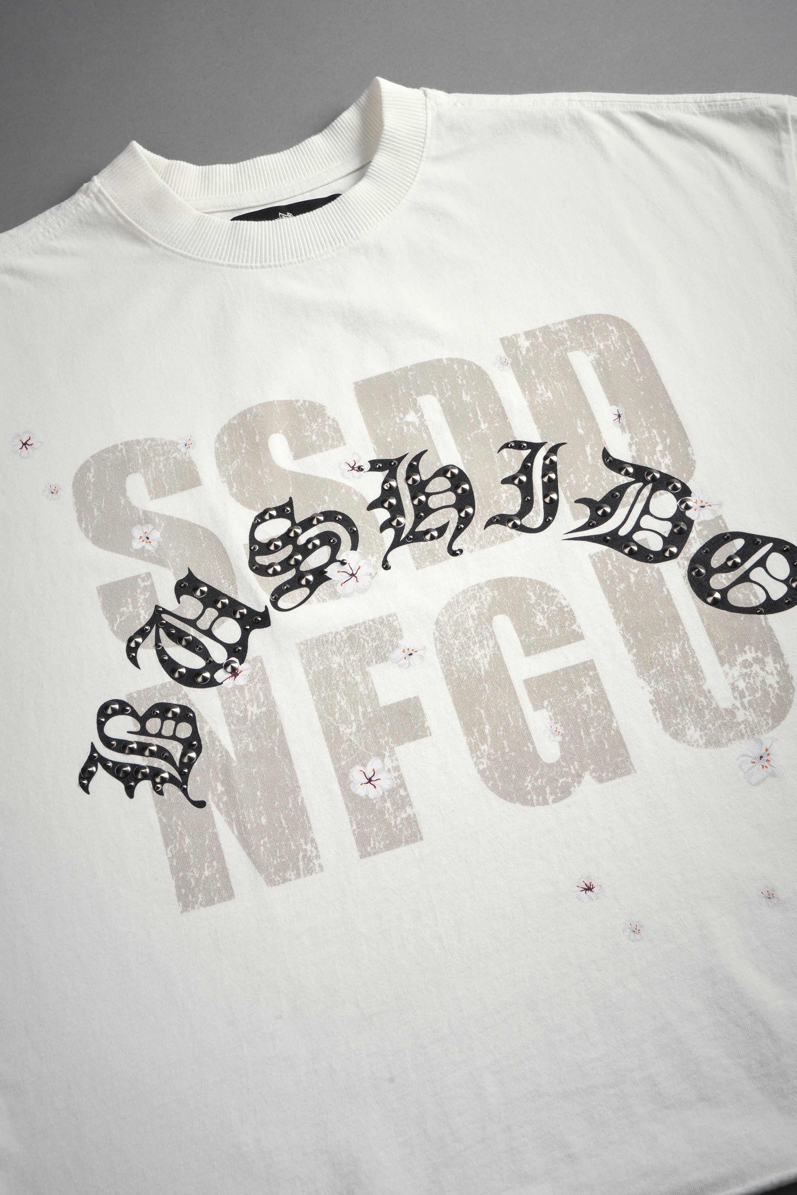 Ssddnfgu Bushido Grunge Cut-Off Mid Length Raw Hem Tee in Cream — imagem 7