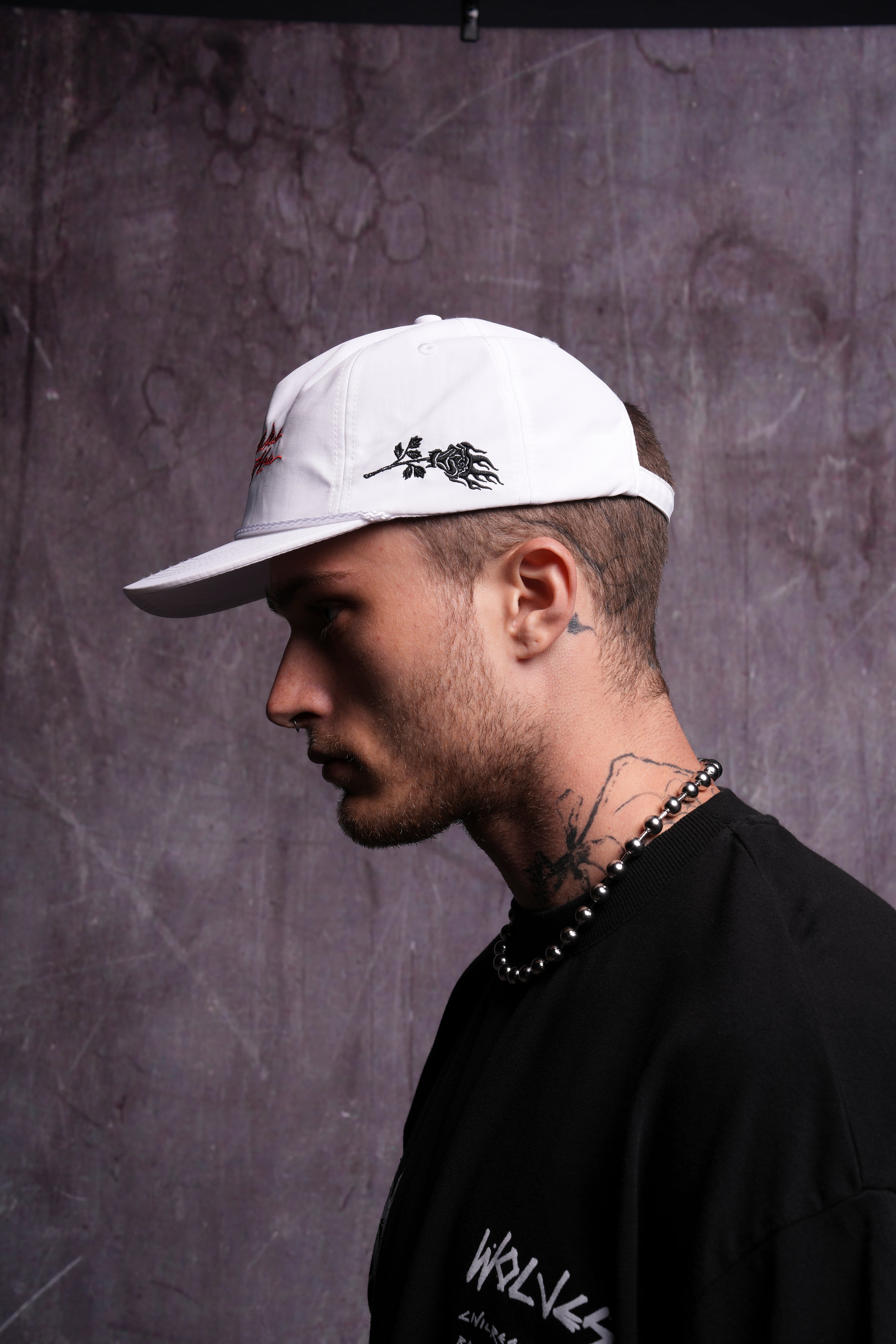 Roses While We're Here Paradise Hat in Cream/Black — imagem 4