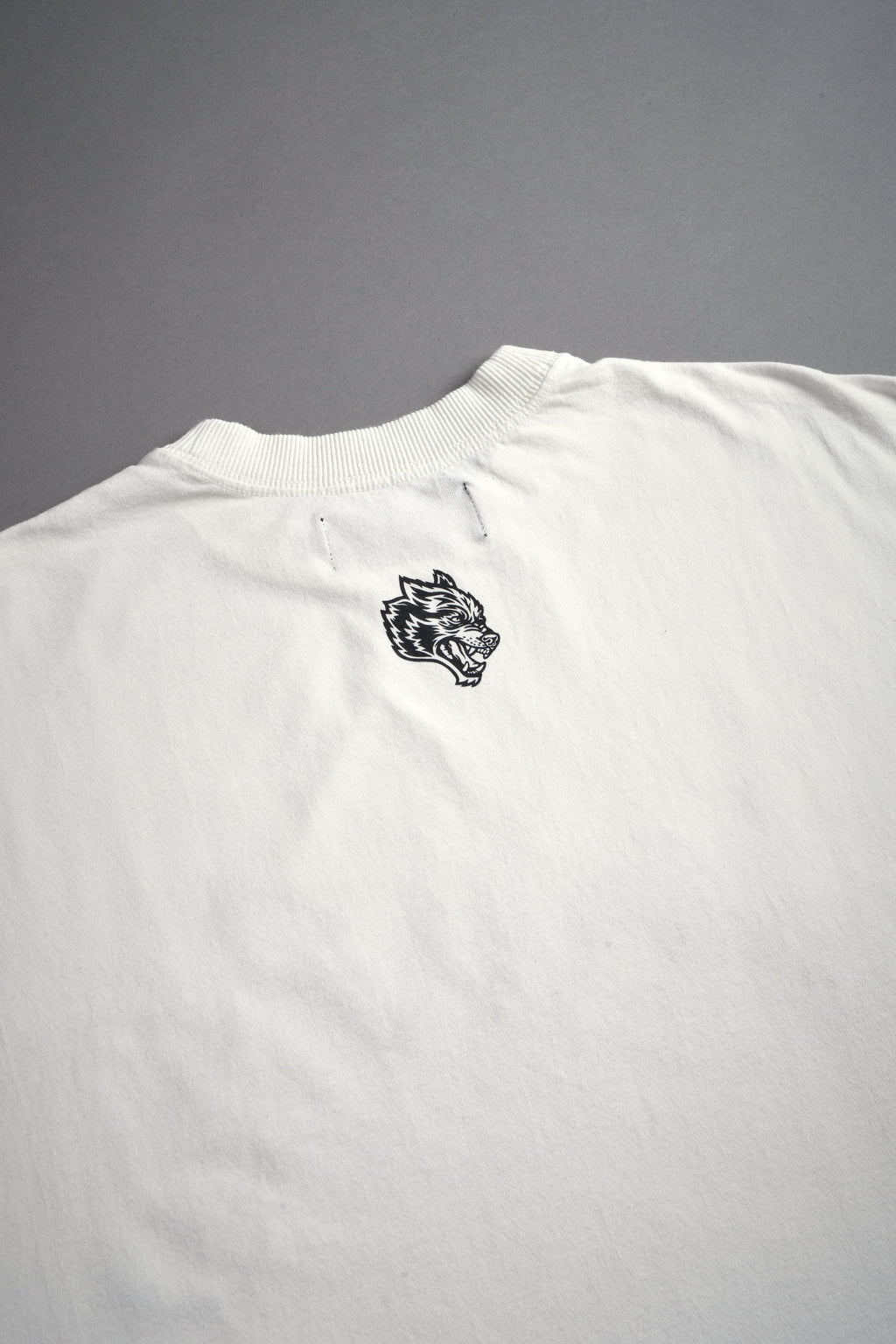 Ssddnfgu Bushido Grunge Cut-Off Mid Length Raw Hem Tee in Cream — imagem 8