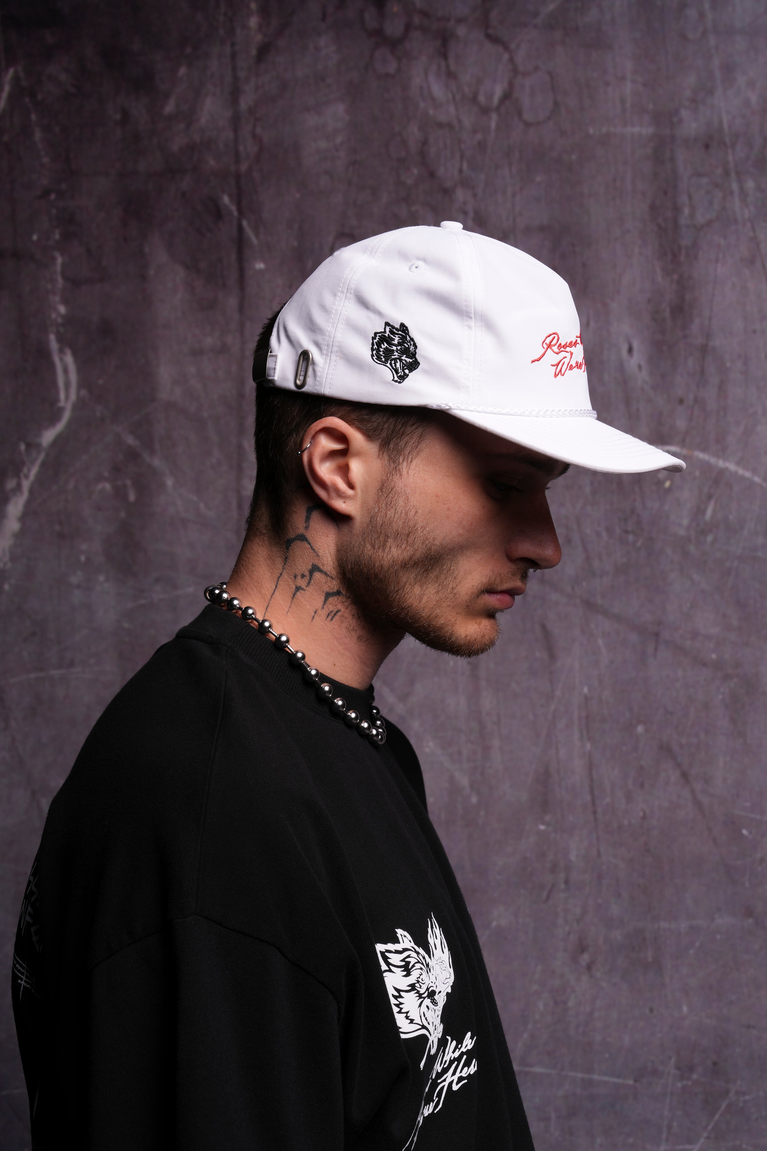 Roses While We're Here Paradise Hat in Cream/Black — imagem 5