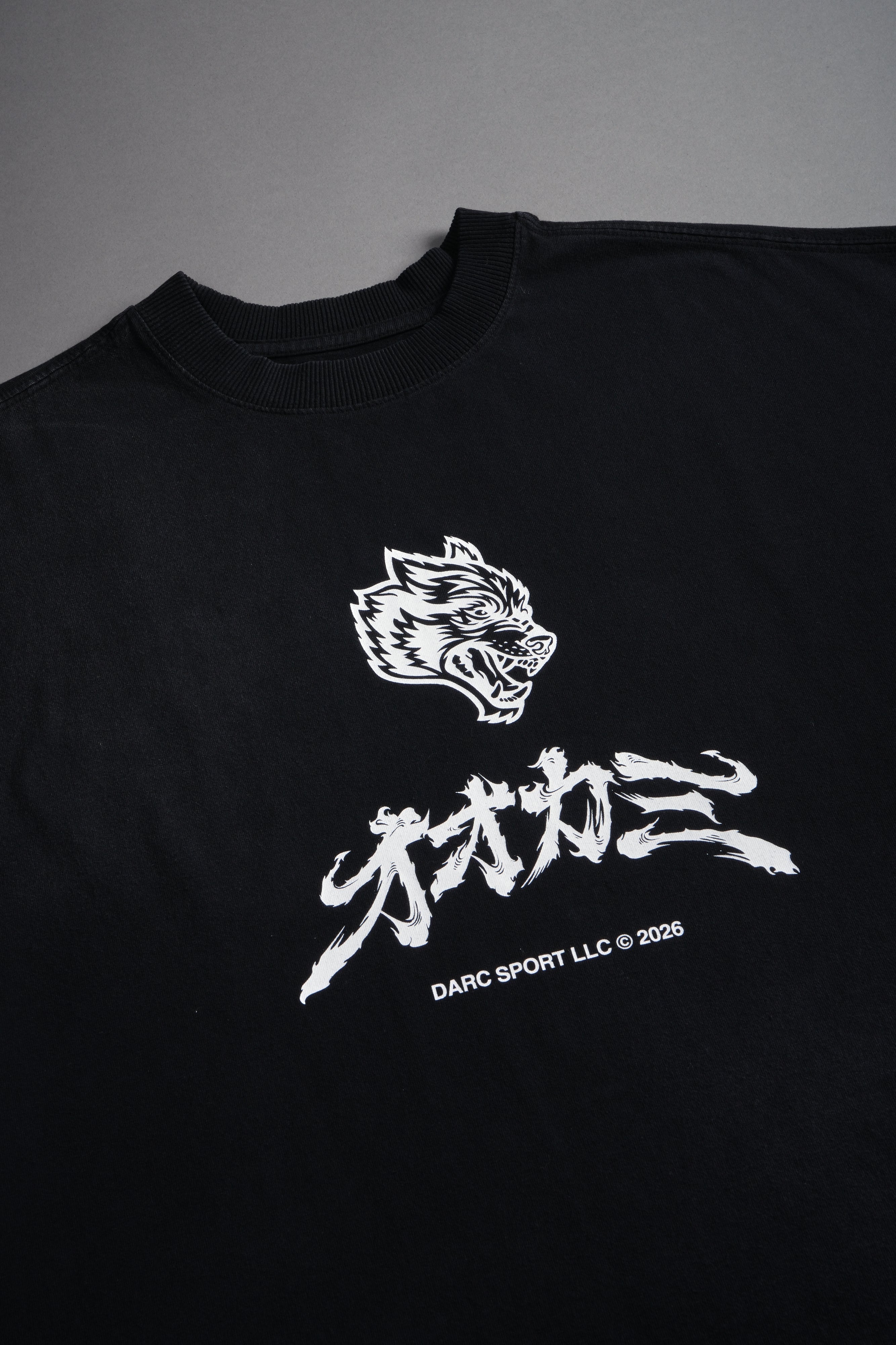 Okami Bushido Grunge Cut-Off Mid Length Raw Hem Tee in Black Sun Fade — imagem 3