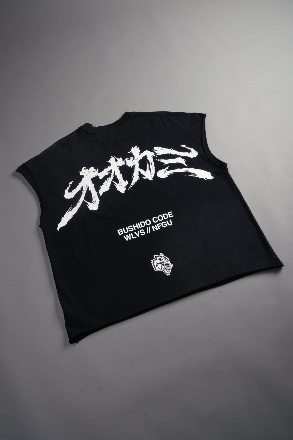 Okami Bushido Grunge Cut-Off Mid Length Raw Hem Tee in Black Sun Fade — imagem 4