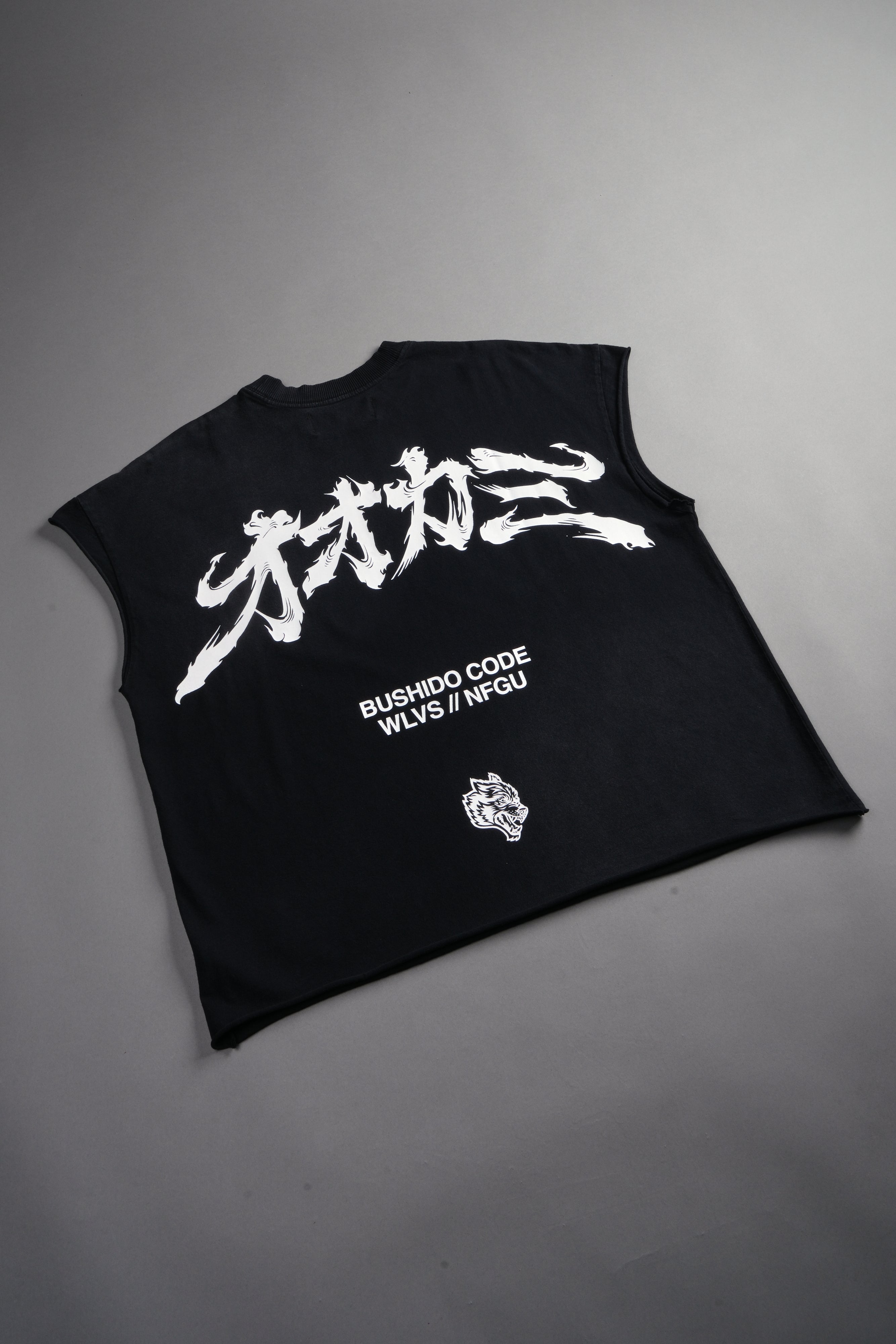 Okami Bushido Grunge Cut-Off Mid Length Raw Hem Tee in Black Sun Fade — imagem 4