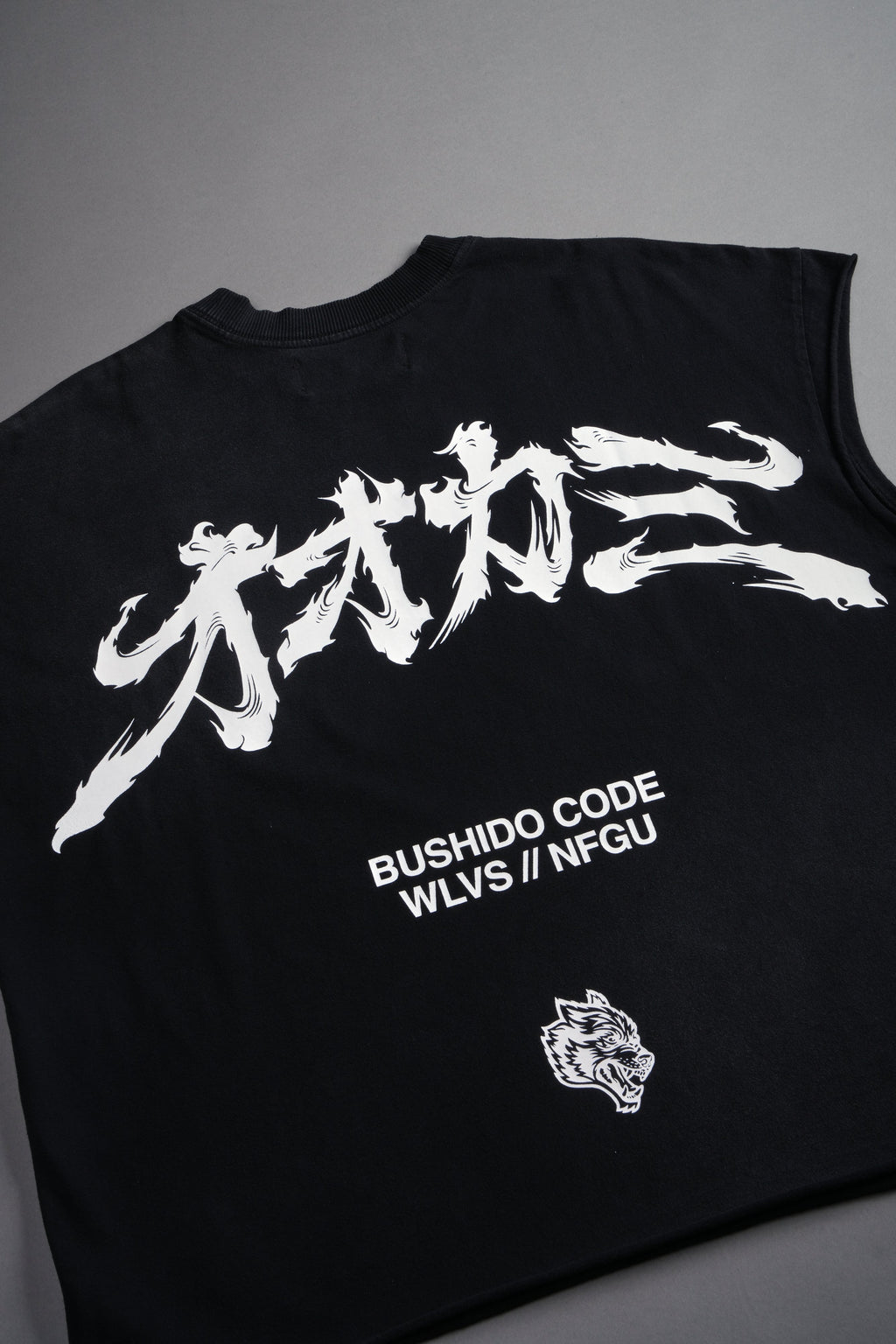 Okami Bushido Grunge Cut-Off Mid Length Raw Hem Tee in Black Sun Fade — imagem 5