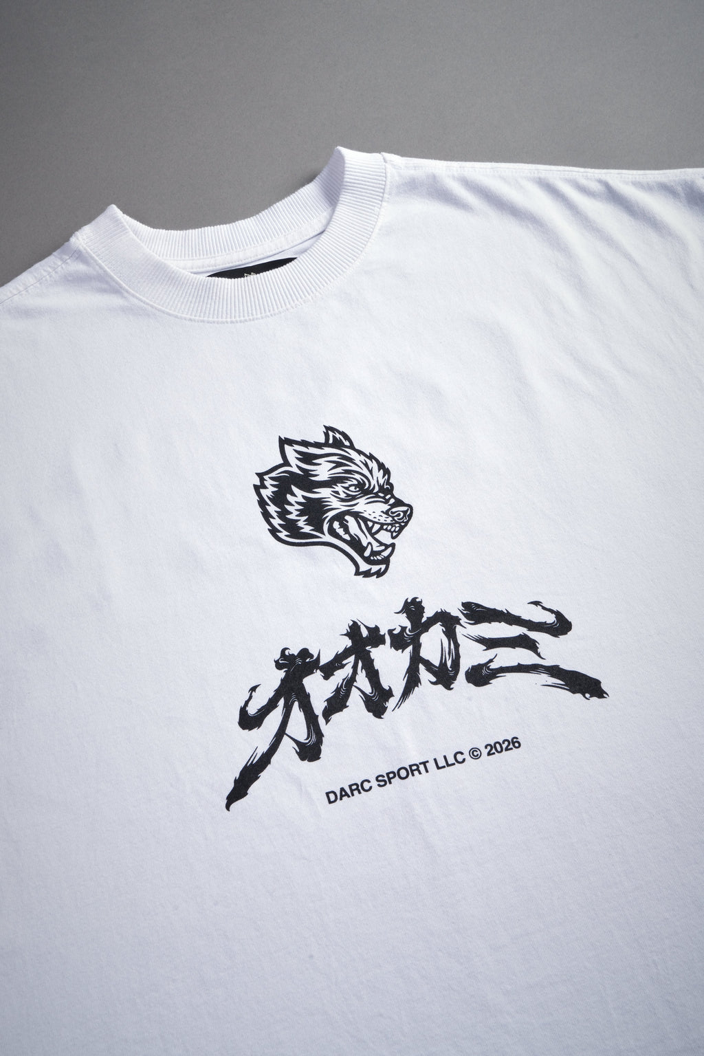 Okami Bushido Grunge Cut-Off Mid Length Raw Hem Tee in White — imagem 7