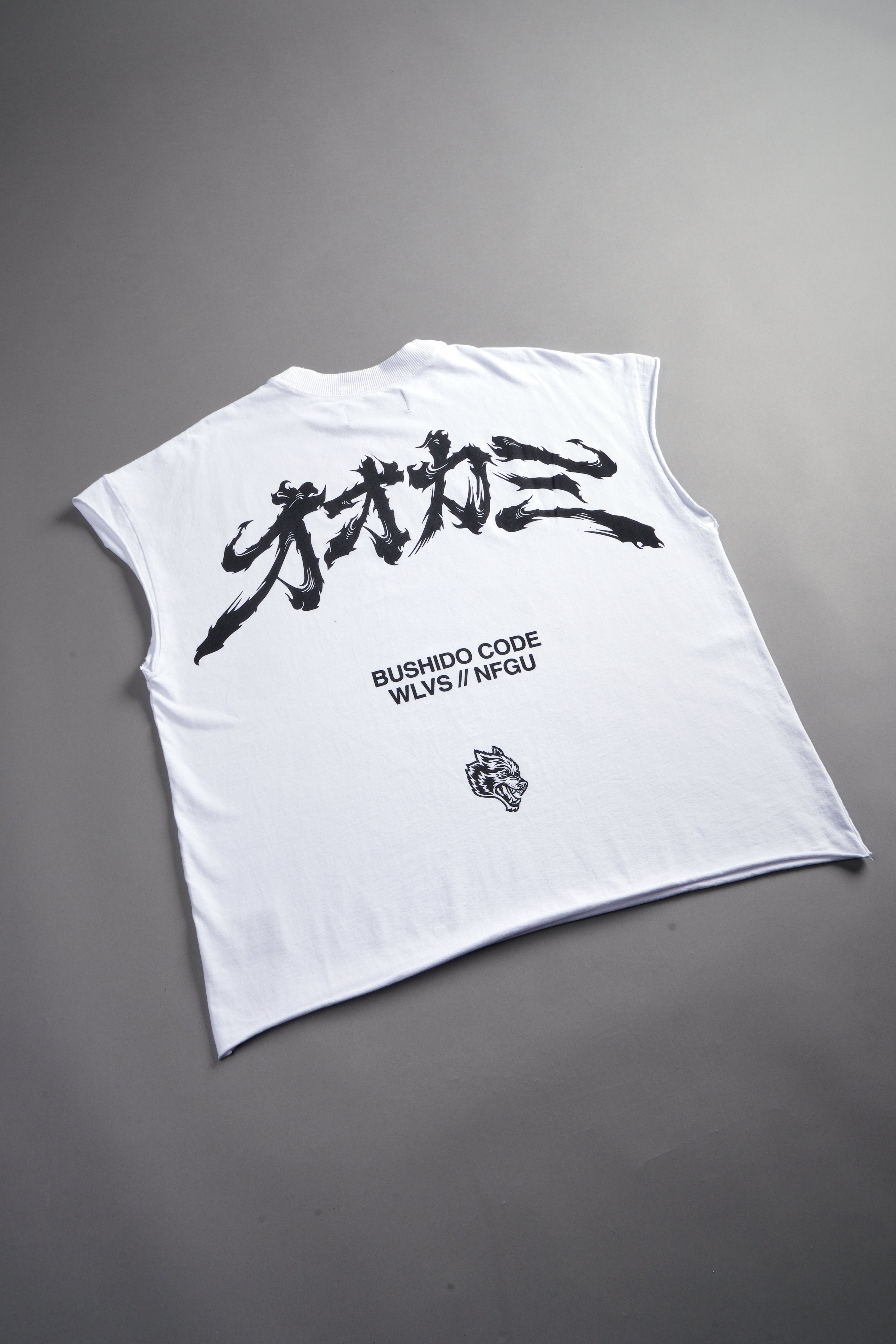 Okami Bushido Grunge Cut-Off Mid Length Raw Hem Tee in White — imagem 8
