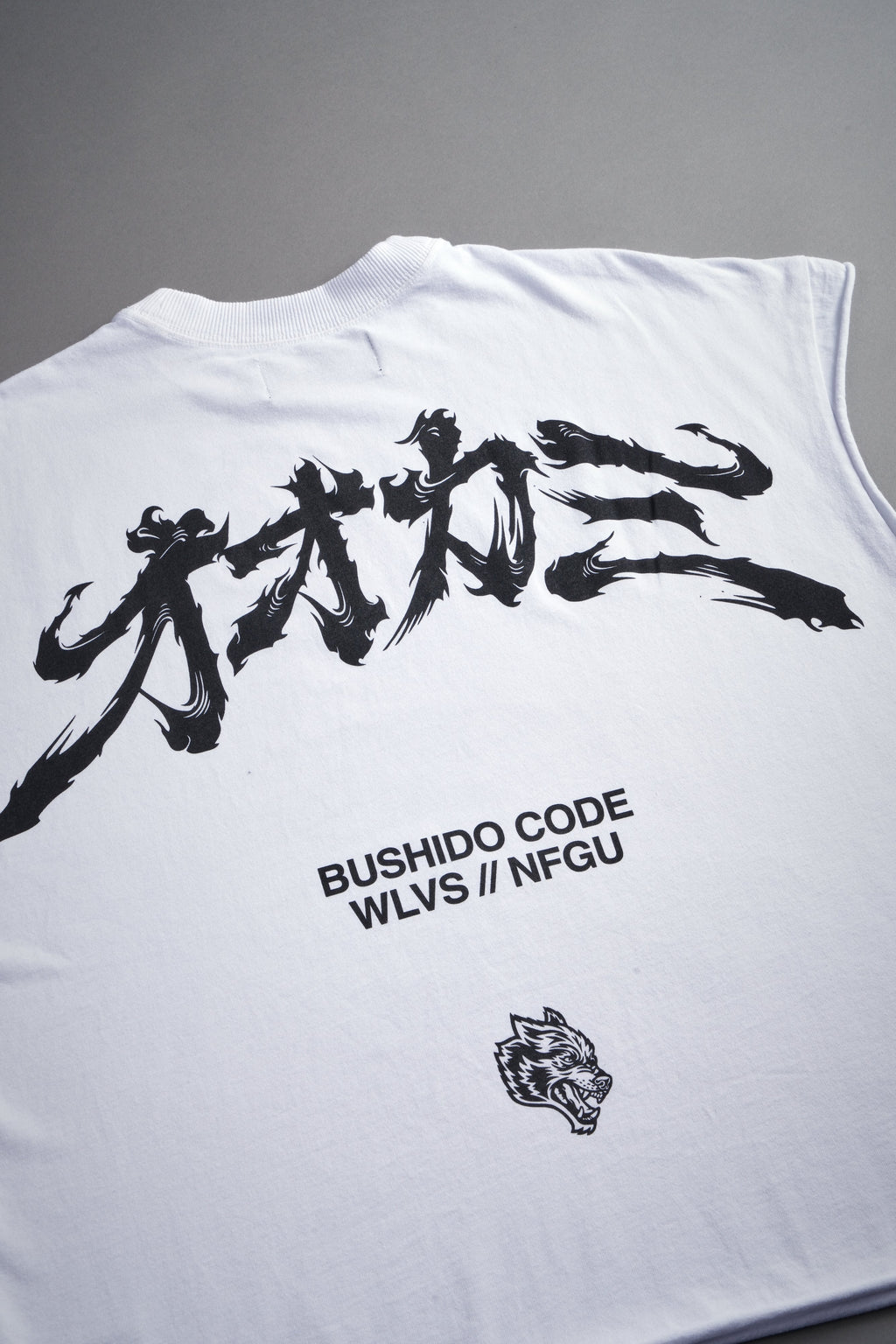 Okami Bushido Grunge Cut-Off Mid Length Raw Hem Tee in White — imagem 9