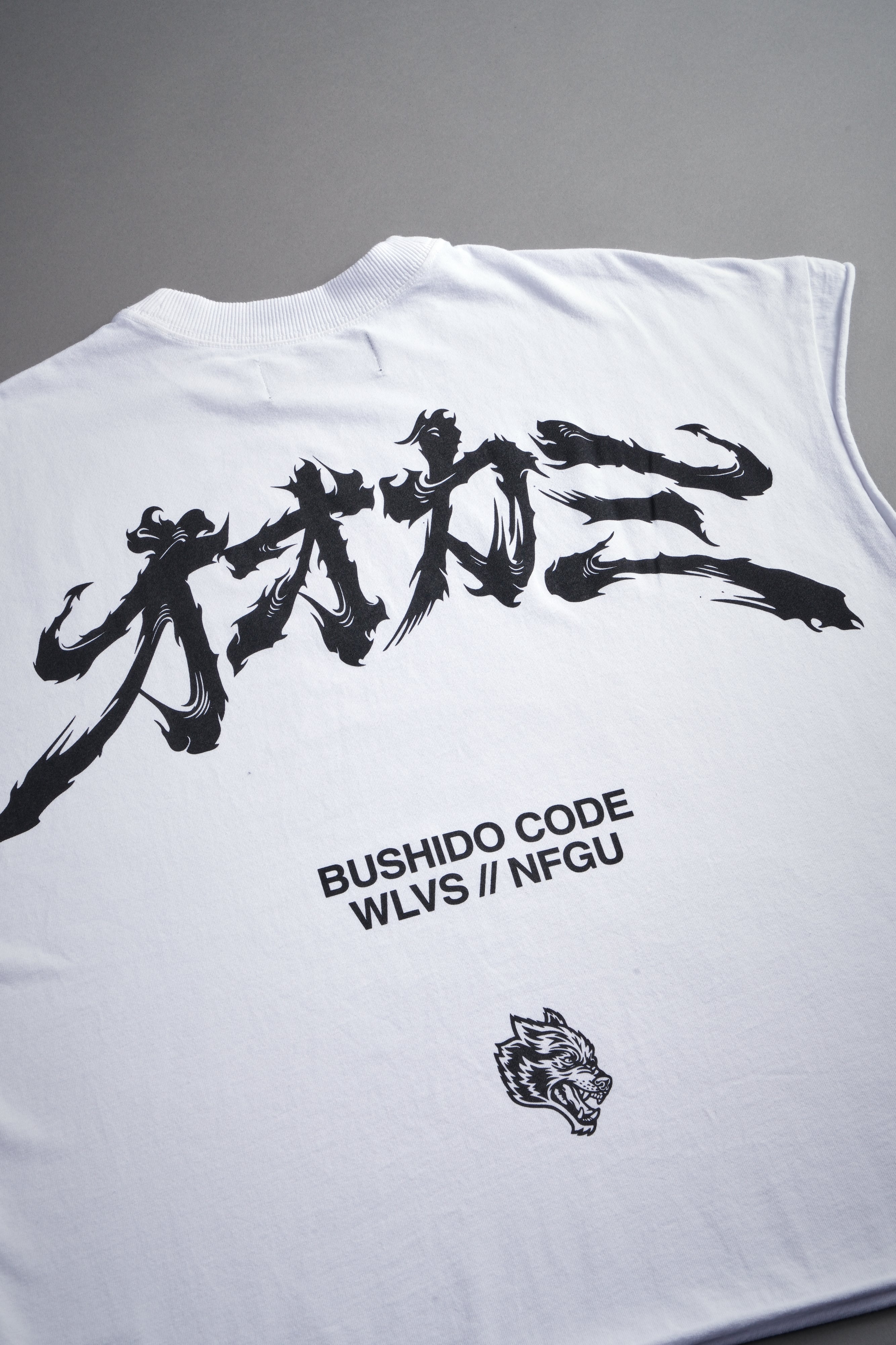 Okami Bushido Grunge Cut-Off Mid Length Raw Hem Tee in White — imagem 9