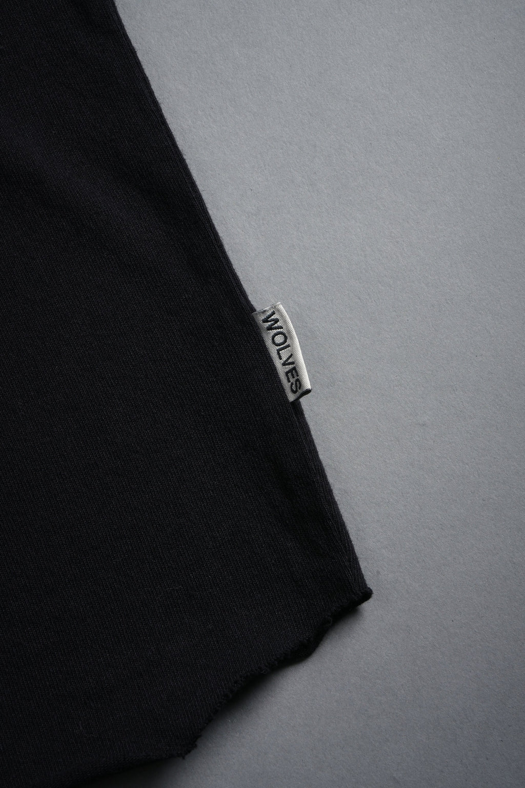 Wolf Head Grunge Cut-Off Tee in Black — imagem 9