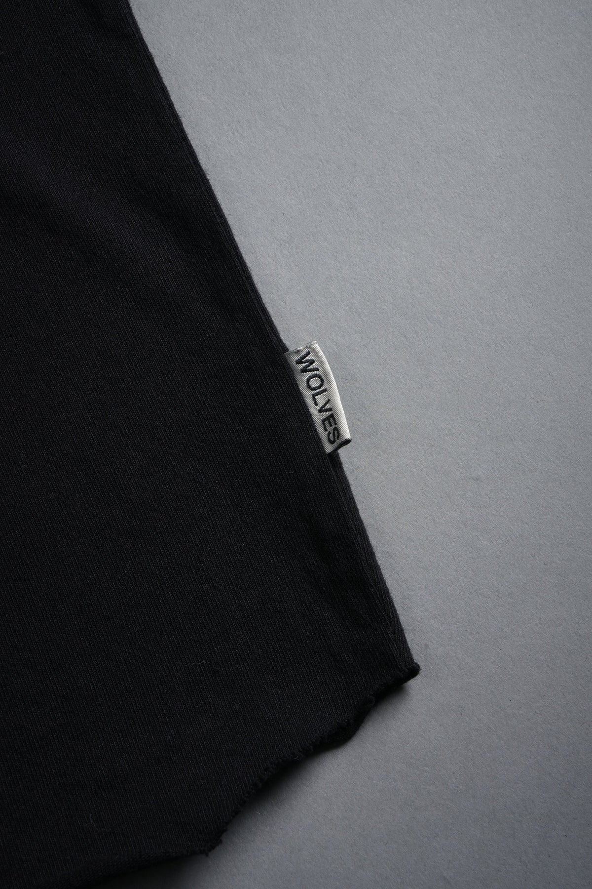 Wolf Head Grunge Cut-Off Tee in Black — imagem 9