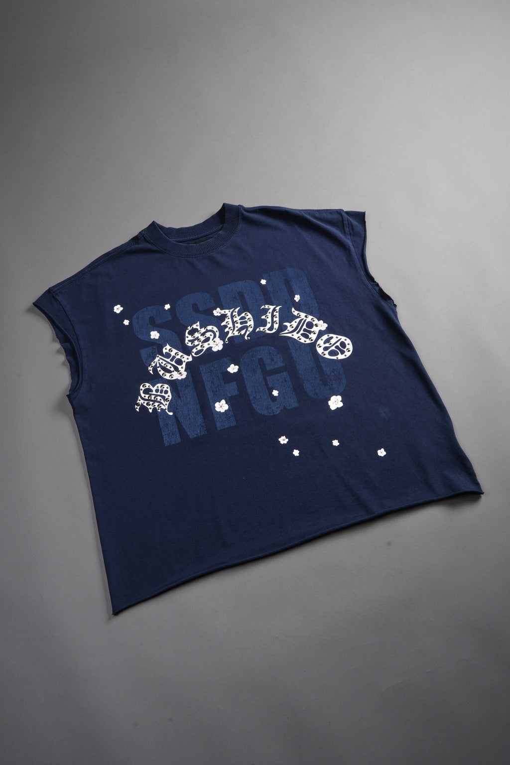 Ssddnfgu Bushido Grunge Cut-Off Mid Length Raw Hem Tee in Navy — imagem 7