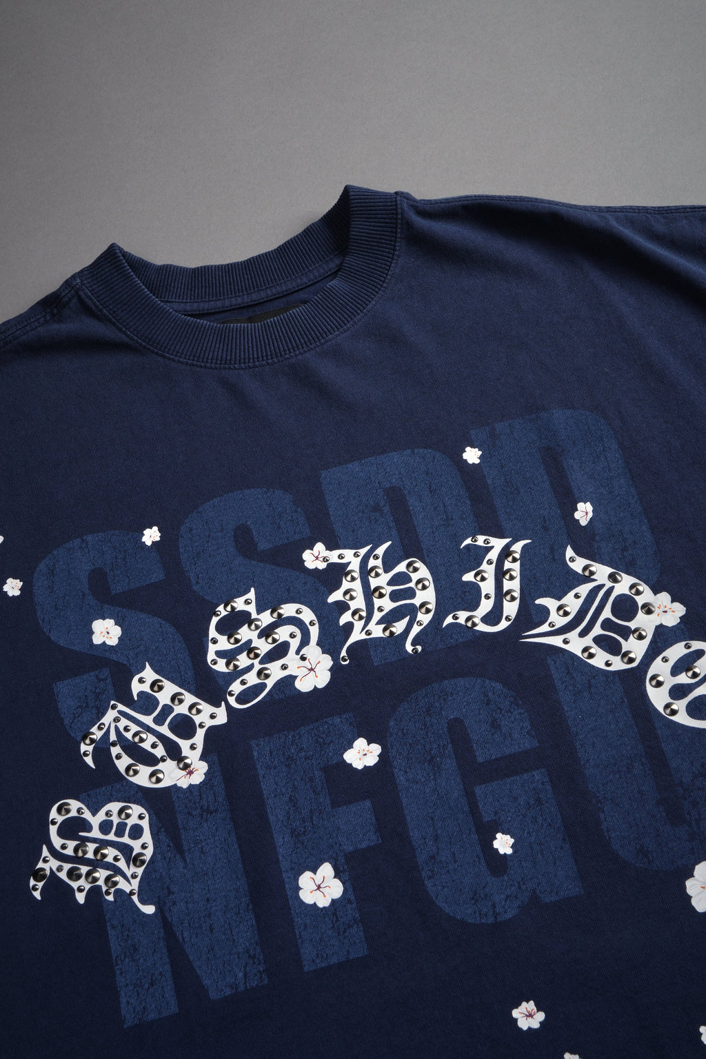 Ssddnfgu Bushido Grunge Cut-Off Mid Length Raw Hem Tee in Navy — imagem 9