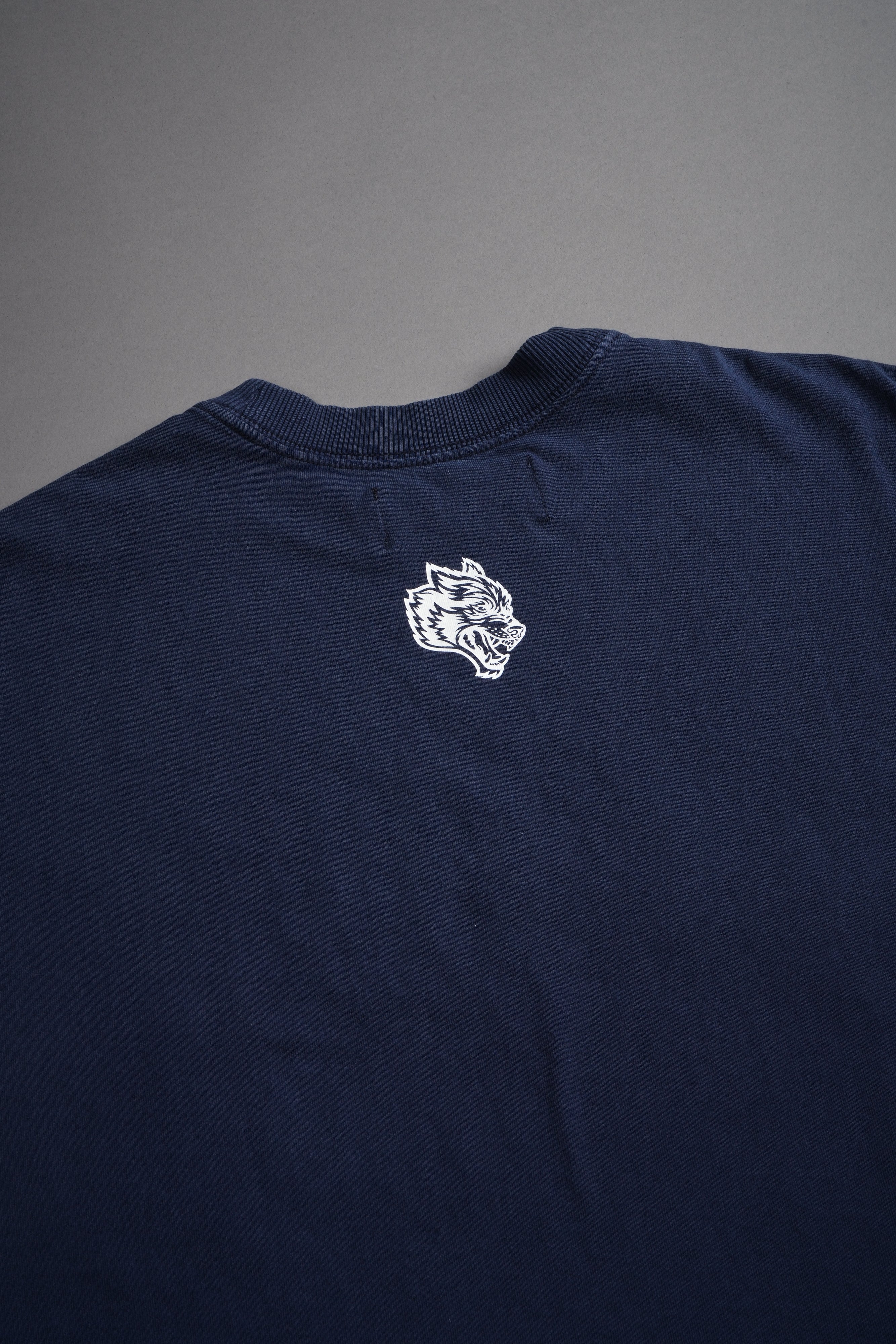 Ssddnfgu Bushido Grunge Cut-Off Mid Length Raw Hem Tee in Navy — imagem 10