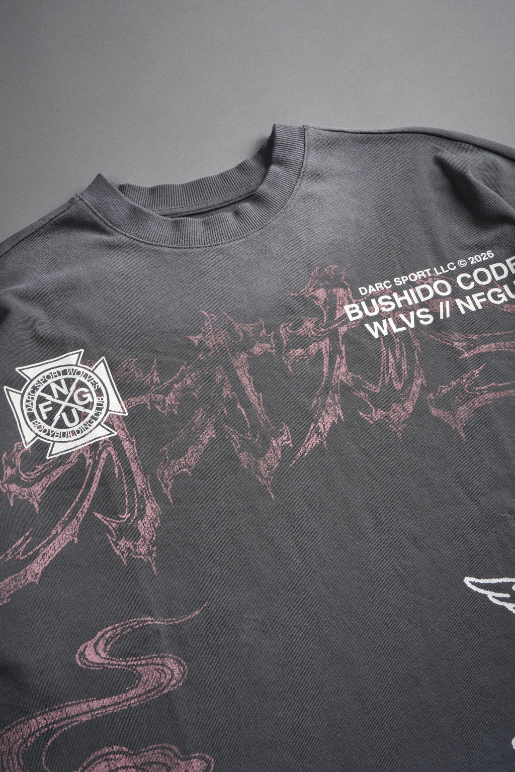 Gates Inferno Premium Raw Hem Box Cut Tee in Slate Gray Drift Wash — imagem 9