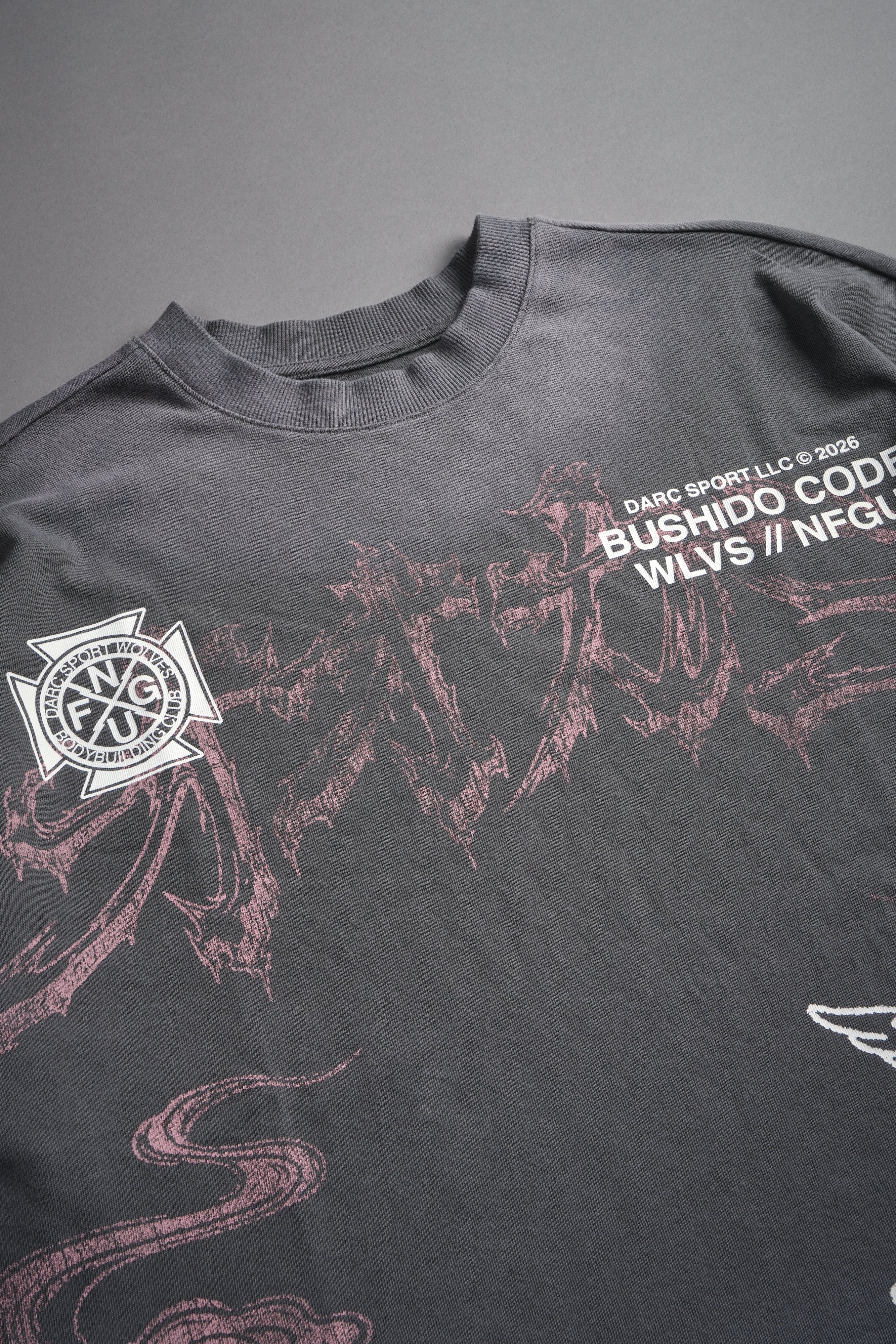 Gates Inferno Premium Raw Hem Box Cut Tee in Slate Gray Drift Wash — imagem 9