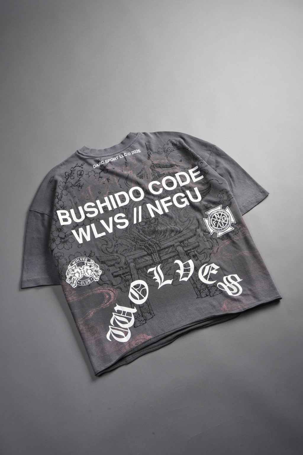 Gates Inferno Premium Raw Hem Box Cut Tee in Slate Gray Drift Wash — imagem 10