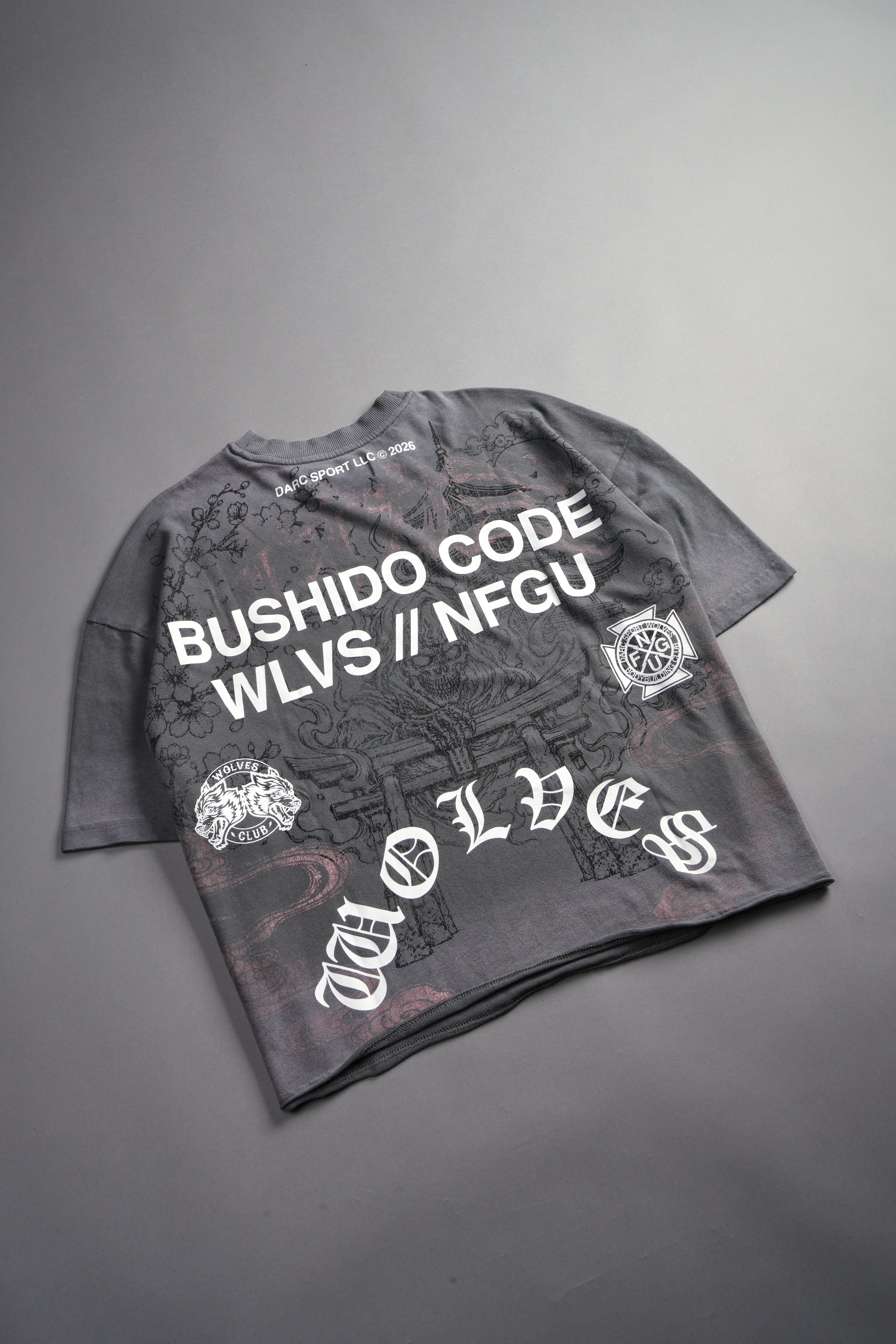 Gates Inferno Premium Raw Hem Box Cut Tee in Slate Gray Drift Wash — imagem 10