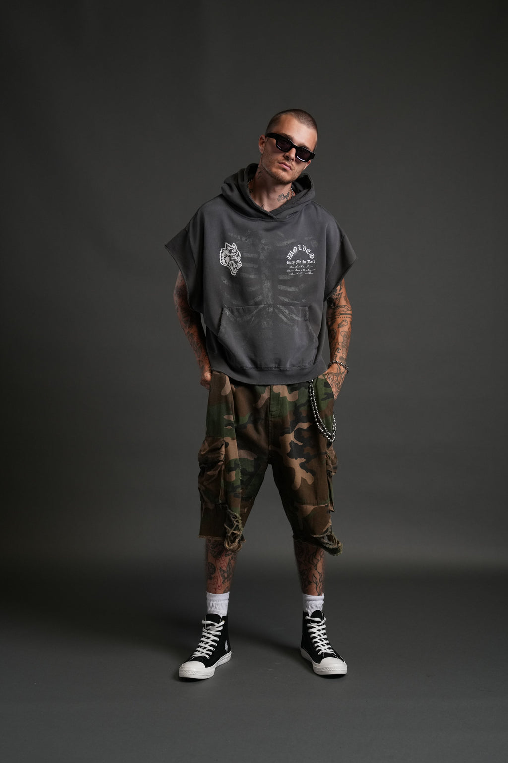 Bones Destroyed Grunge Gage Cap Sleeve Hoodie in Wolf Gray Drift Wash — imagem 5