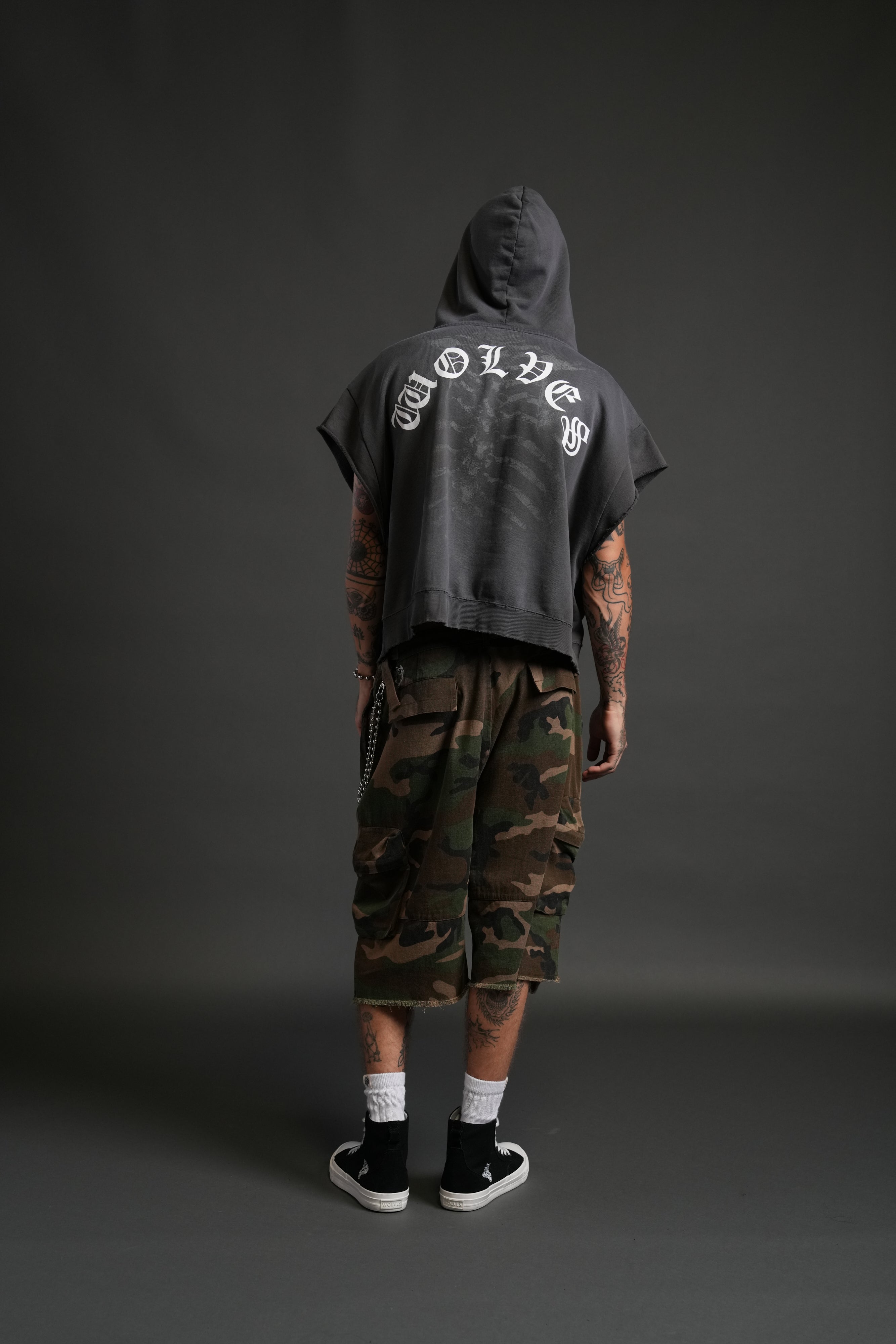 Bones Destroyed Grunge Gage Cap Sleeve Hoodie in Wolf Gray Drift Wash — imagem 6
