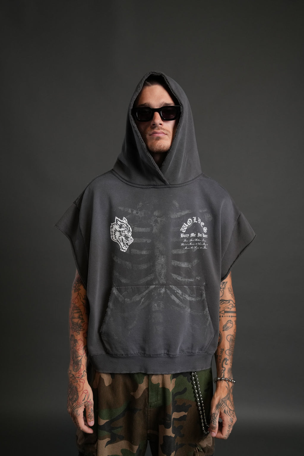 Bones Destroyed Grunge Gage Cap Sleeve Hoodie in Wolf Gray Drift Wash — imagem 4