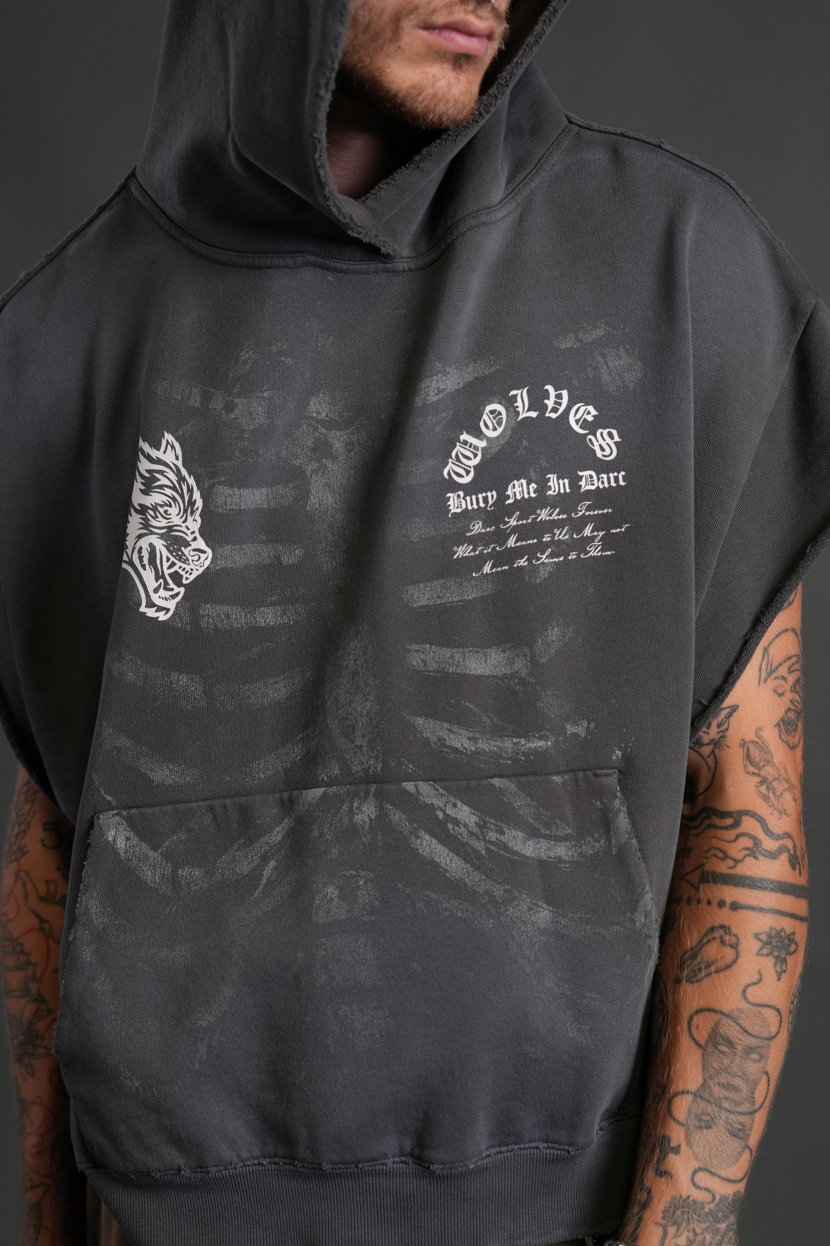Bones Destroyed Grunge Gage Cap Sleeve Hoodie in Wolf Gray Drift Wash — imagem 7