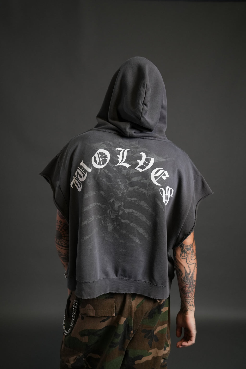 Bones Destroyed Grunge Gage Cap Sleeve Hoodie in Wolf Gray Drift Wash — imagem 2