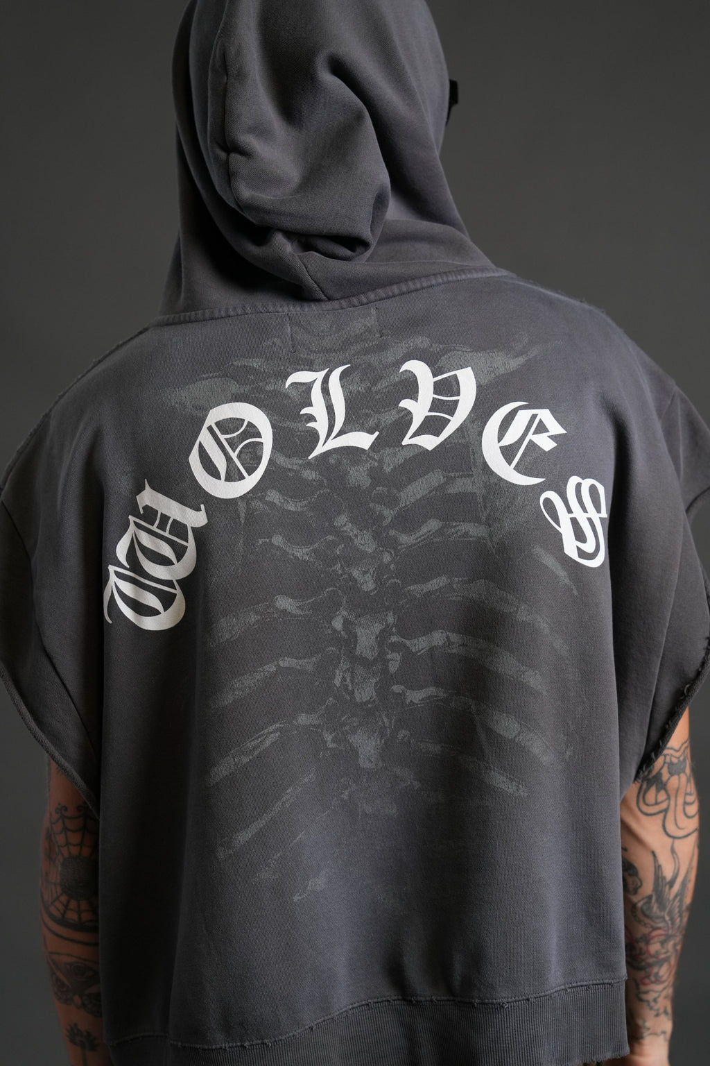 Bones Destroyed Grunge Gage Cap Sleeve Hoodie in Wolf Gray Drift Wash — imagem 8