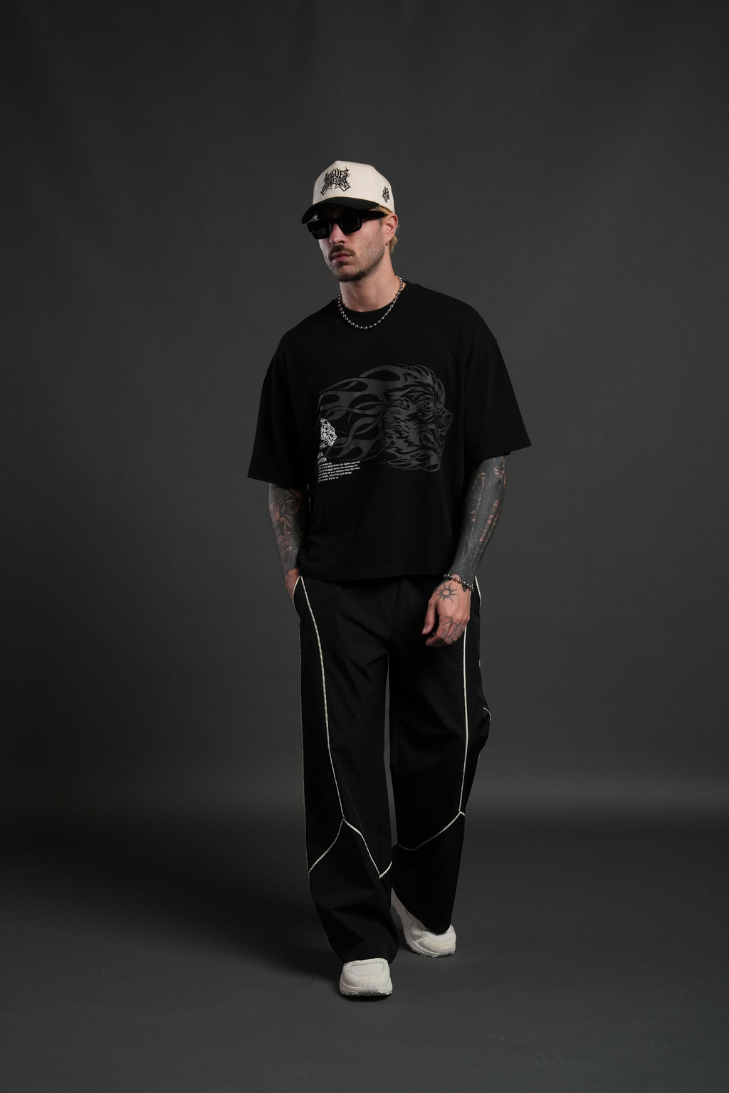 Wolf of the Flame Premium "Box Cut" Tee in Black — imagem 5