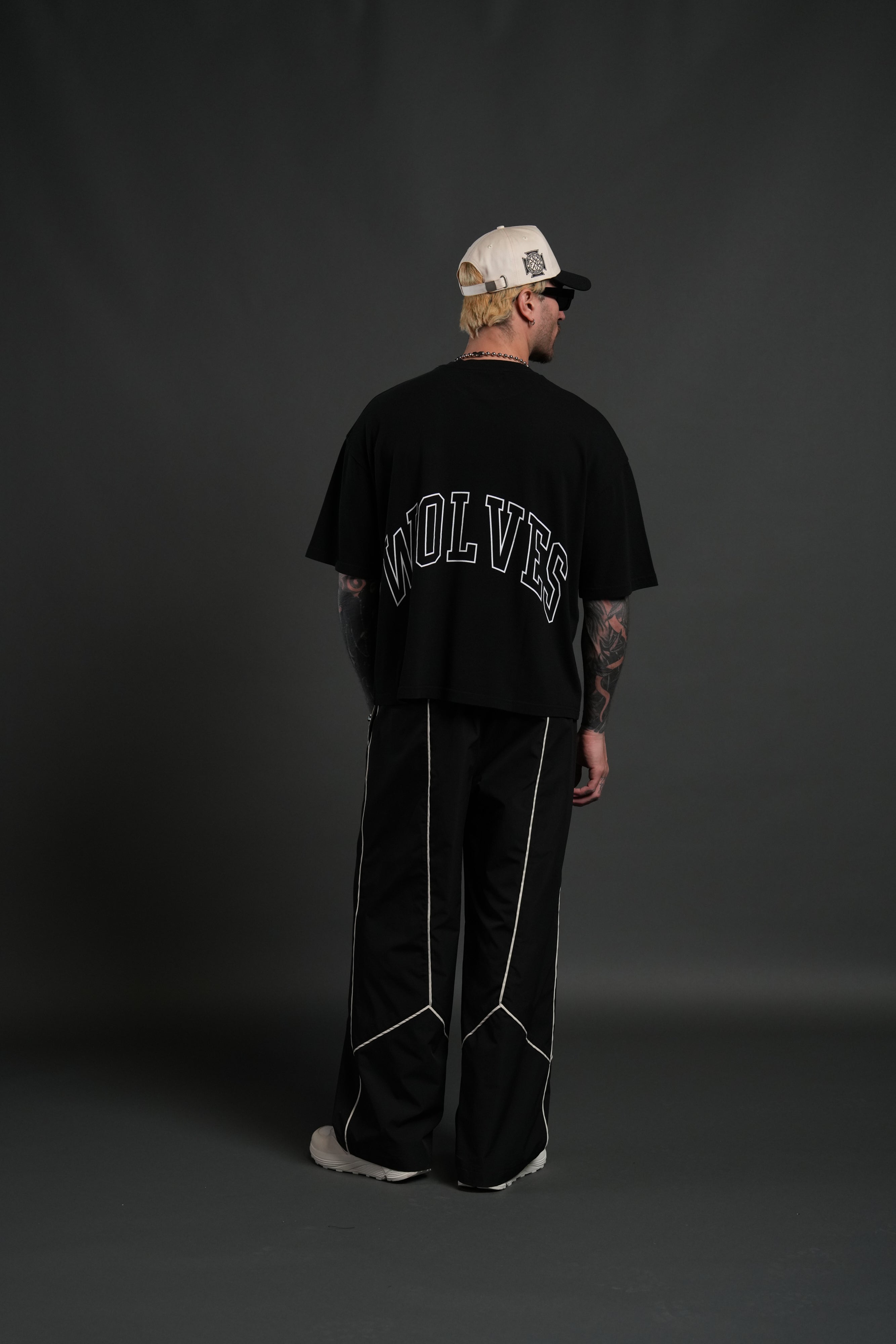 Wolf of the Flame Premium "Box Cut" Tee in Black — imagem 6