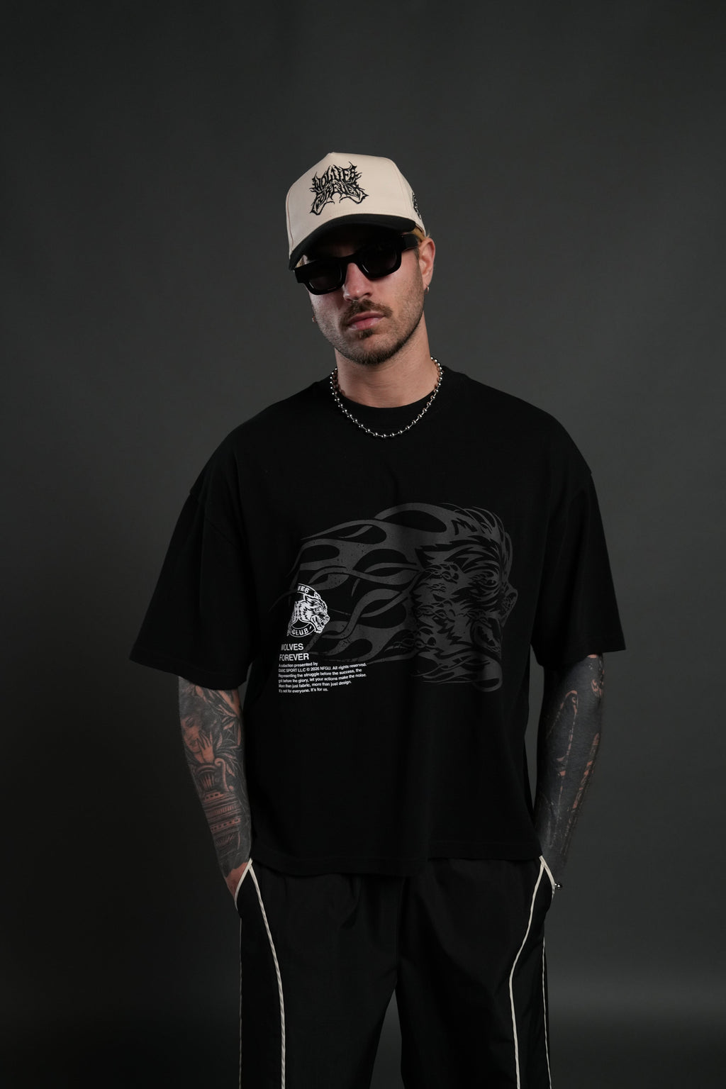 Wolf of the Flame Premium "Box Cut" Tee in Black — imagem 4