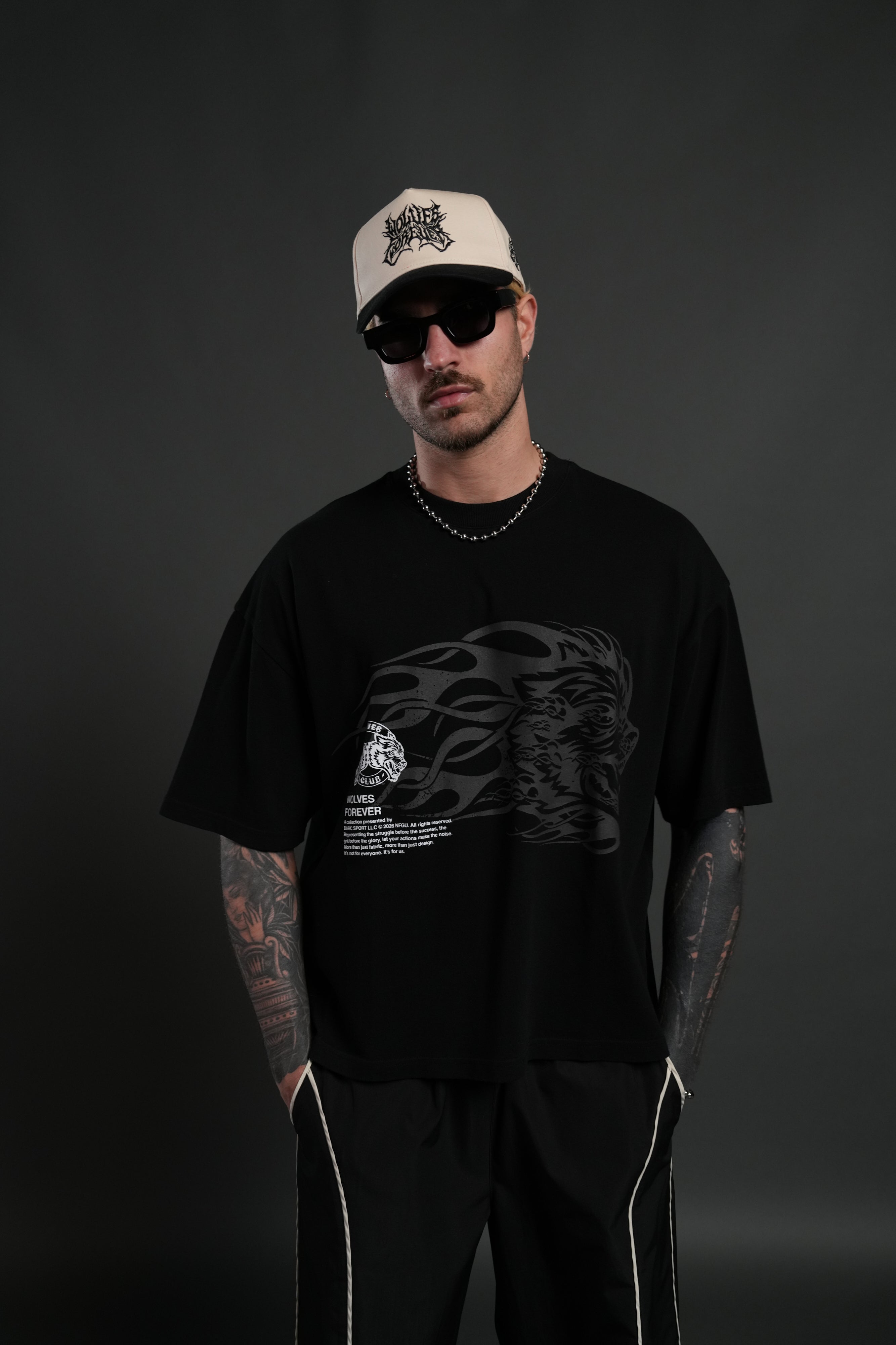Wolf of the Flame Premium "Box Cut" Tee in Black — imagem 4