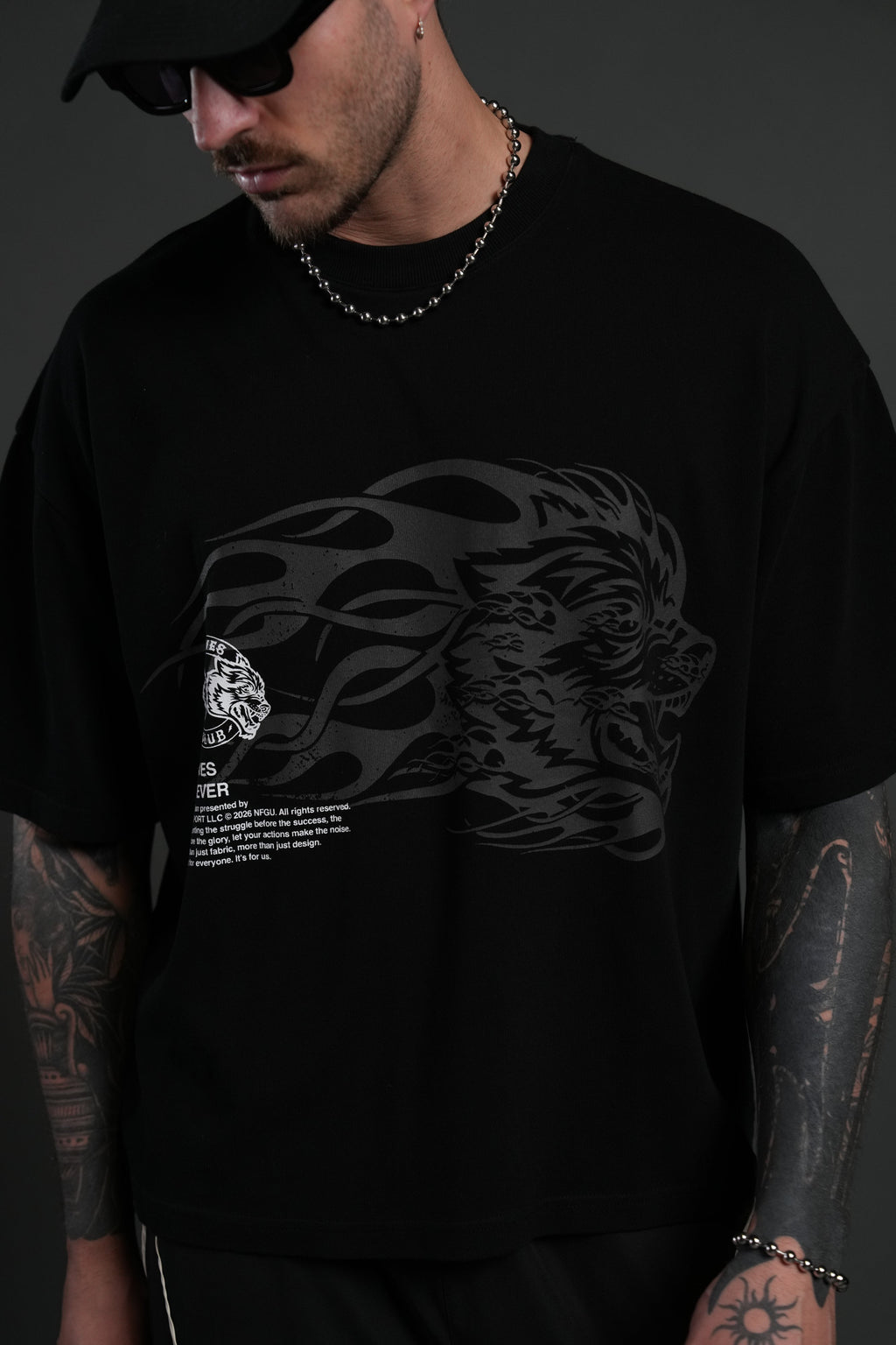 Wolf of the Flame Premium "Box Cut" Tee in Black — imagem 7
