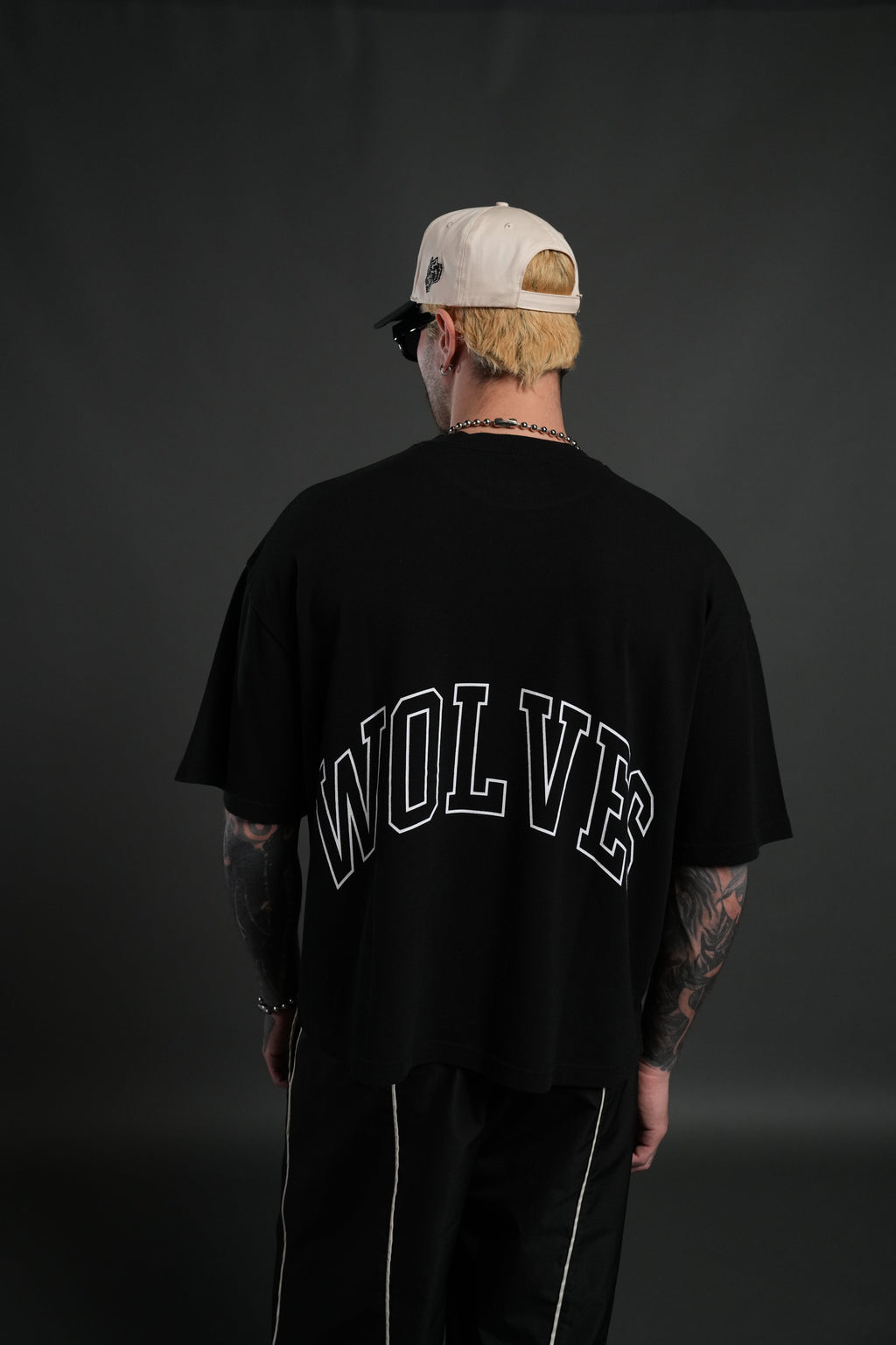 Wolf of the Flame Premium "Box Cut" Tee in Black — imagem 2