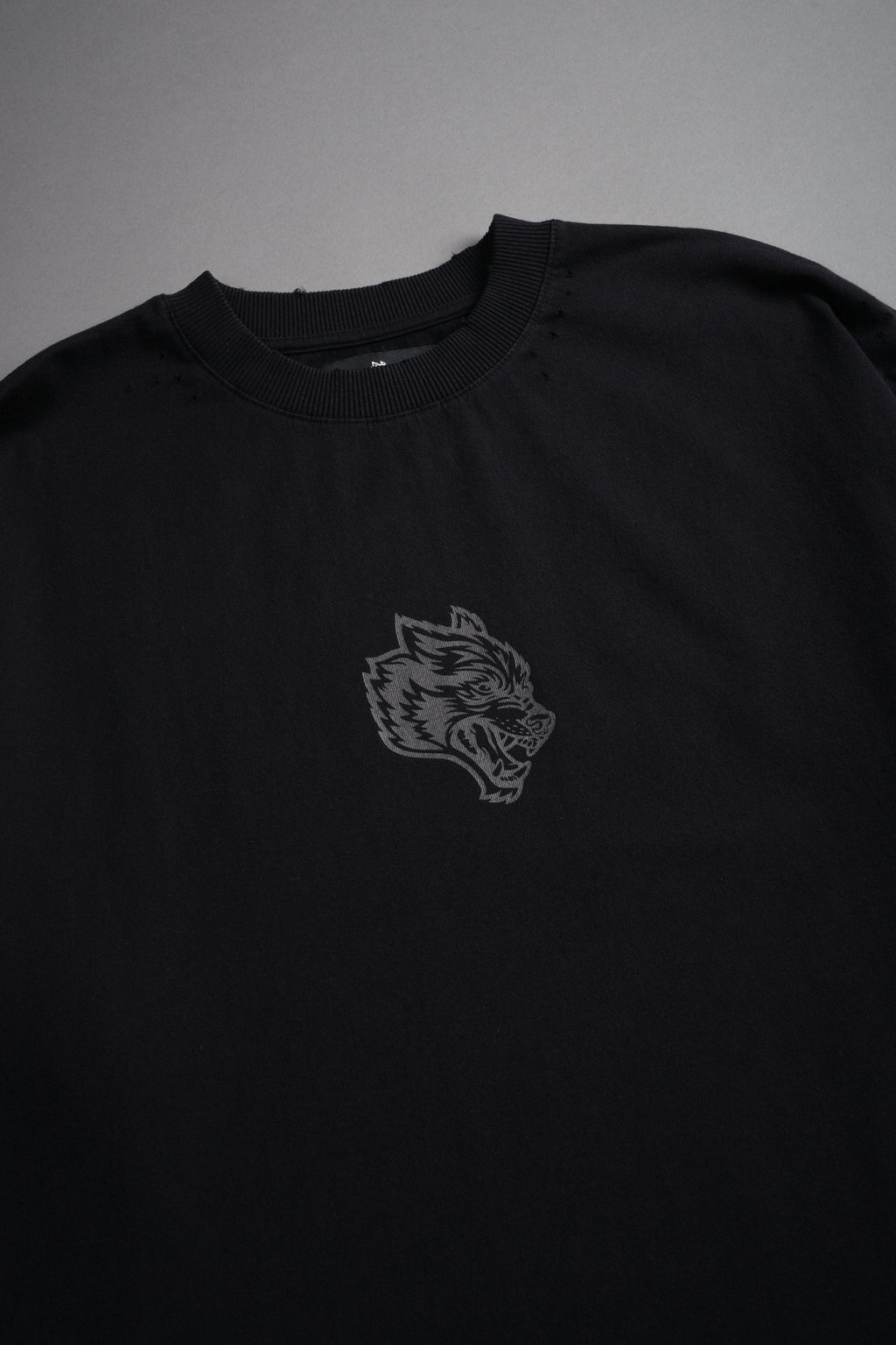 Wolves Oni Cherub Distressed Grunge Unisex Tee in Black — imagem 3