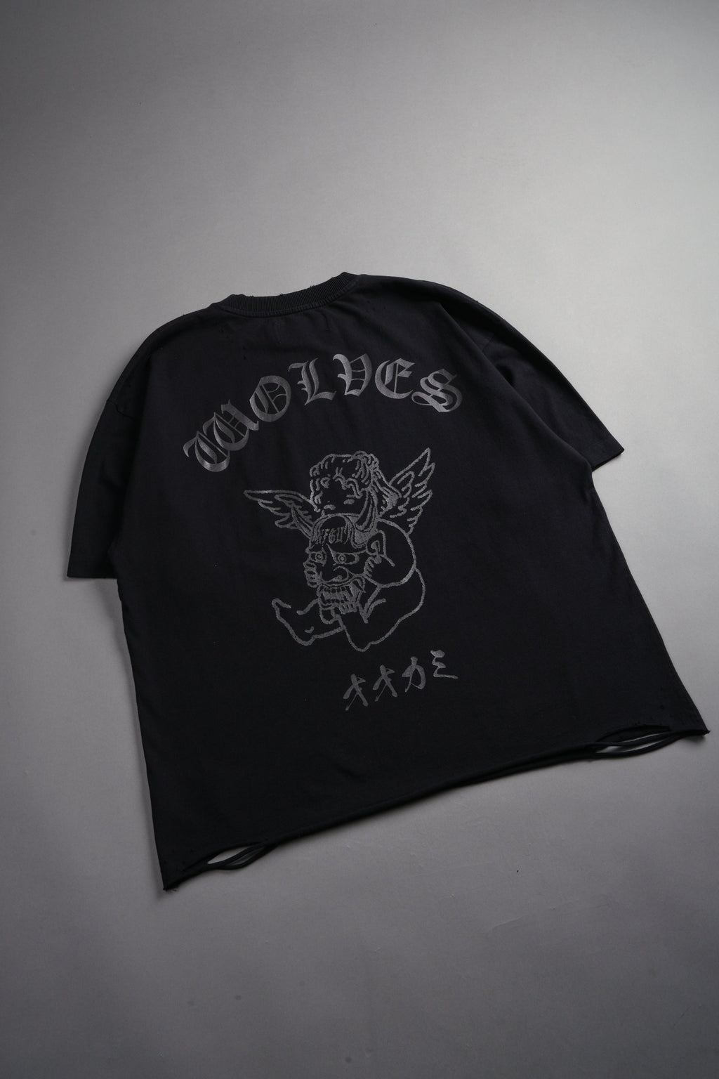 Wolves Oni Cherub Distressed Grunge Unisex Tee in Black — imagem 4